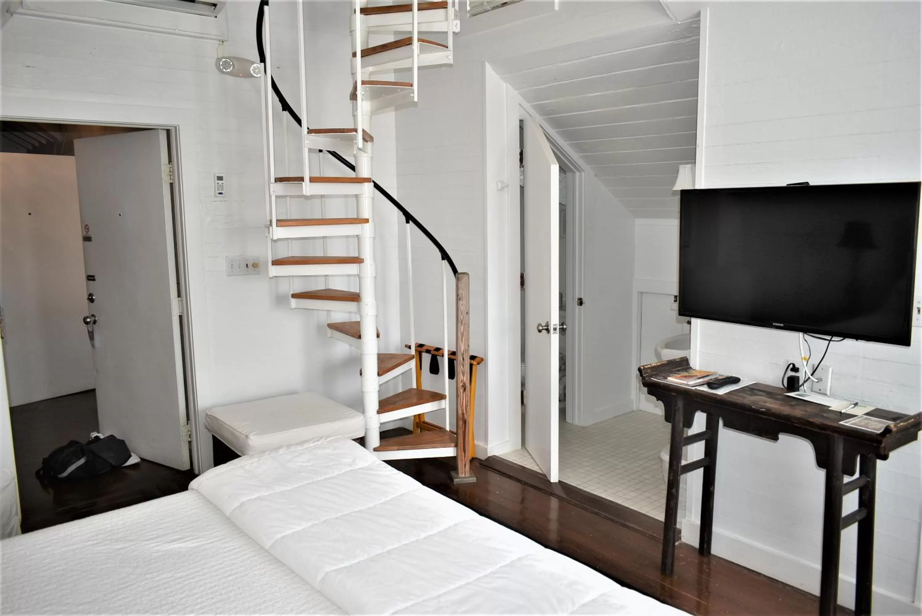 Bed in Simonton Court Historic Inn & Cottages