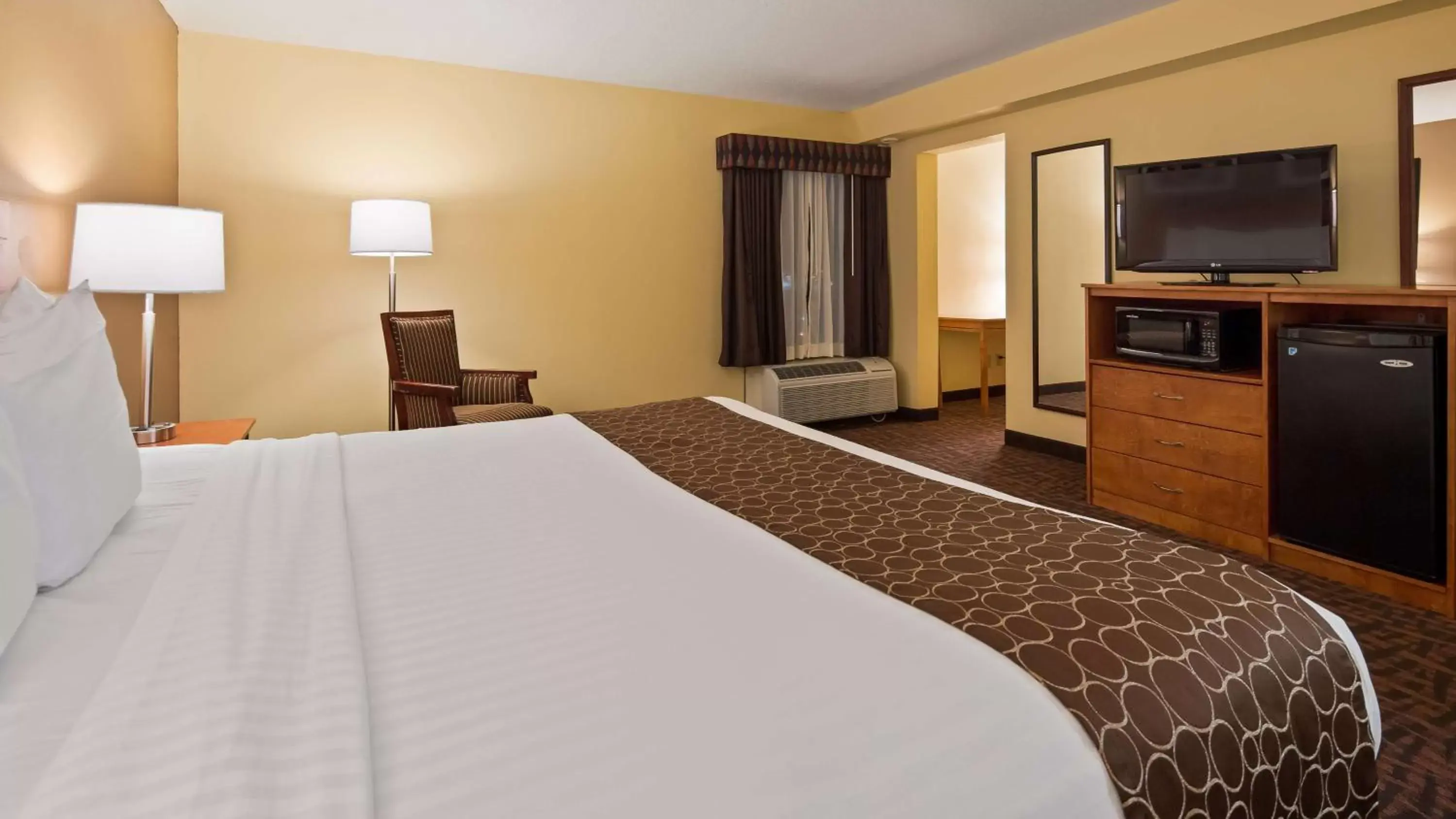 Photo of the whole room, Bed in Best Western Louisville East Inn & Suites