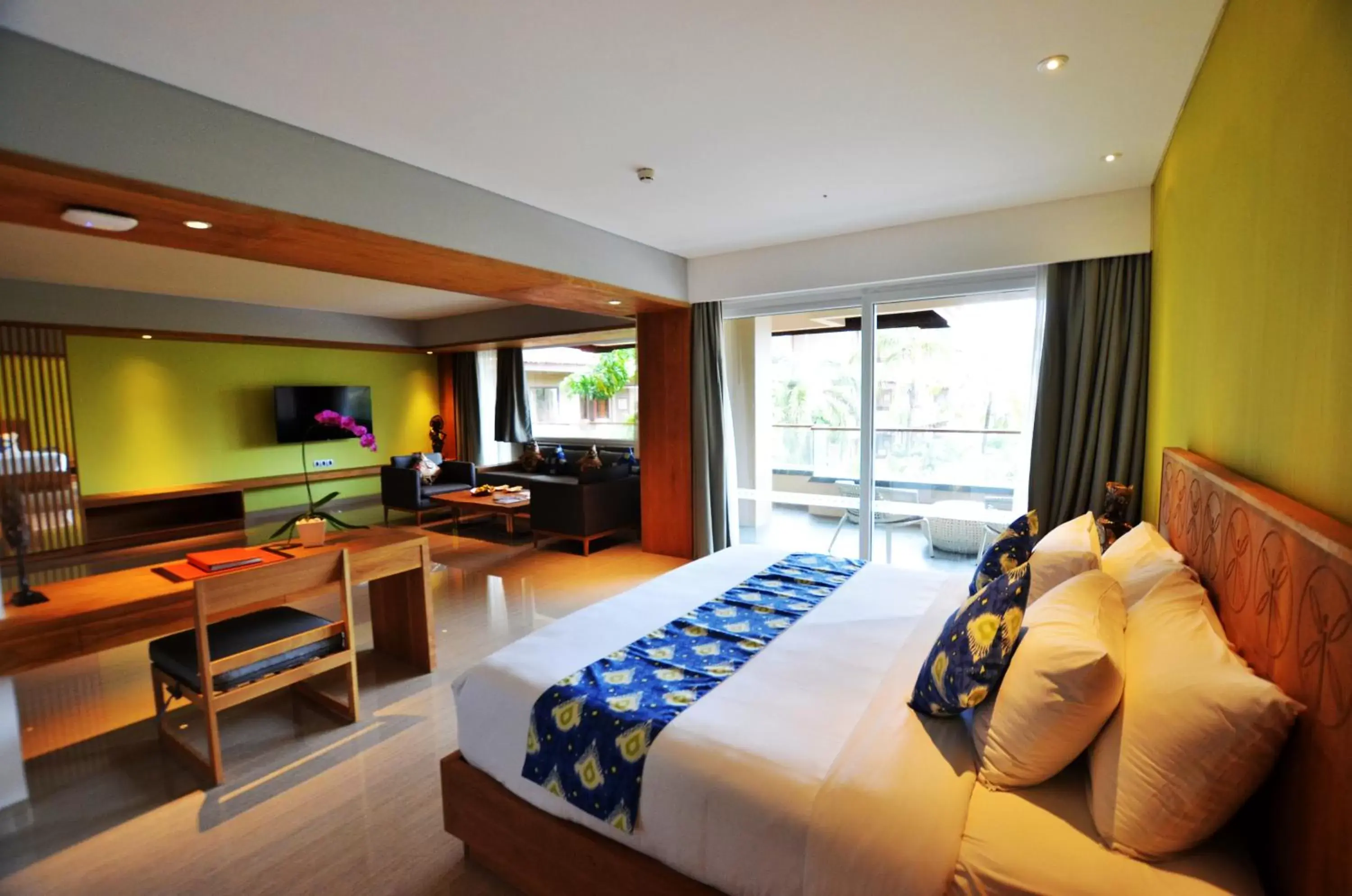 Bed, TV/Entertainment Center in Hotel Nikko Bali Benoa Beach