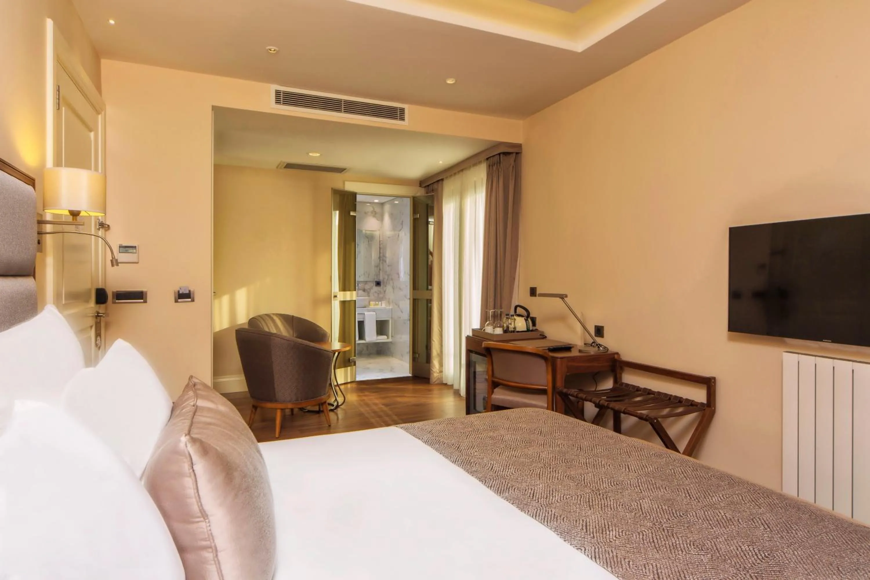 Shower, Bed in Hotel Morione & Spa Center