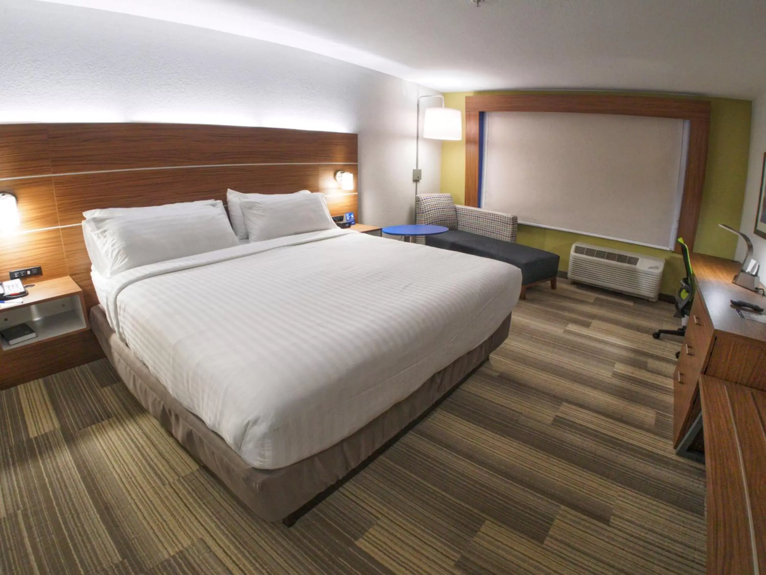 Photo of the whole room, Bed in Holiday Inn Express & Suites Moore, an IHG Hotel