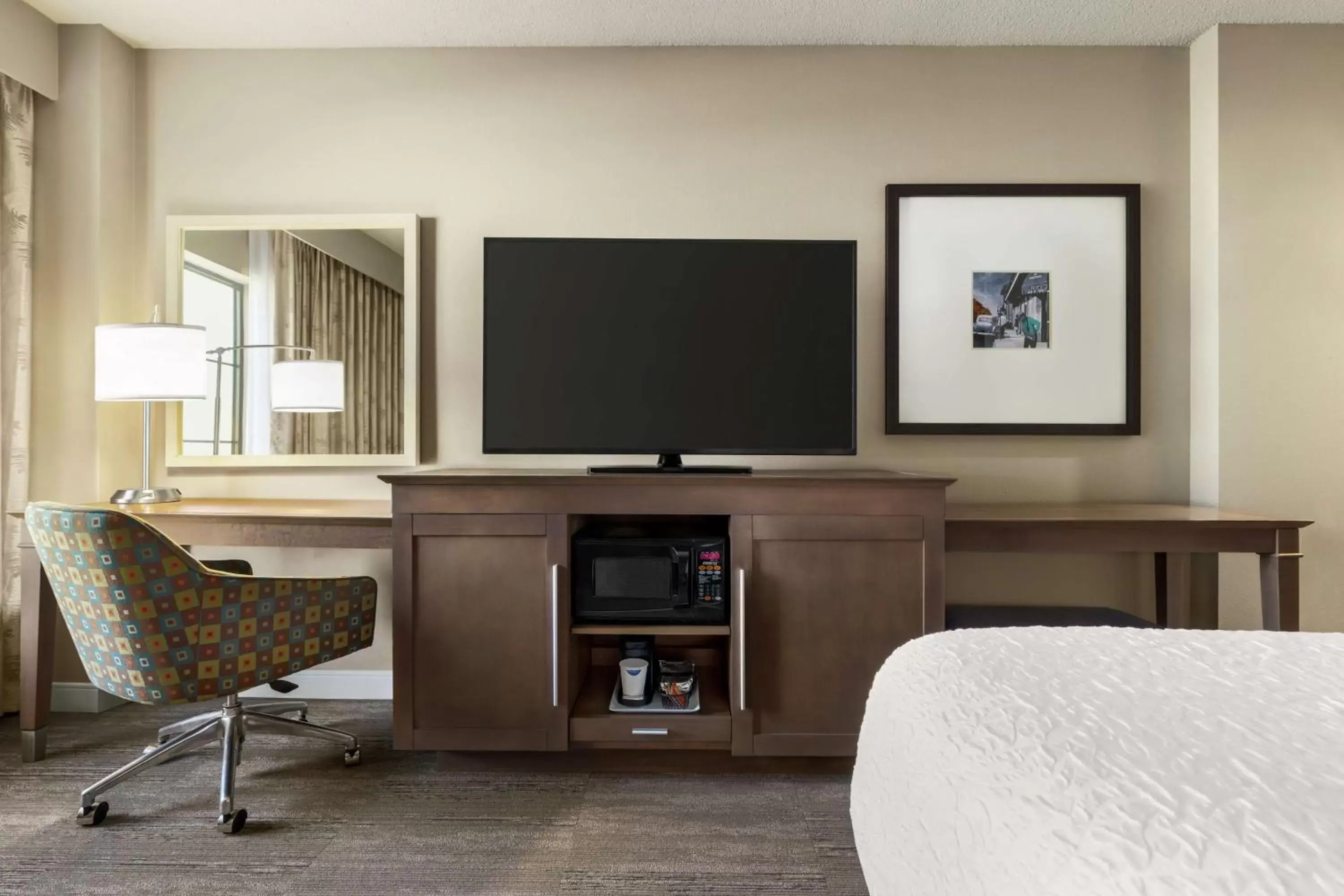 Bedroom, TV/Entertainment Center in Hampton Inn and Suites New Orleans Convention Center