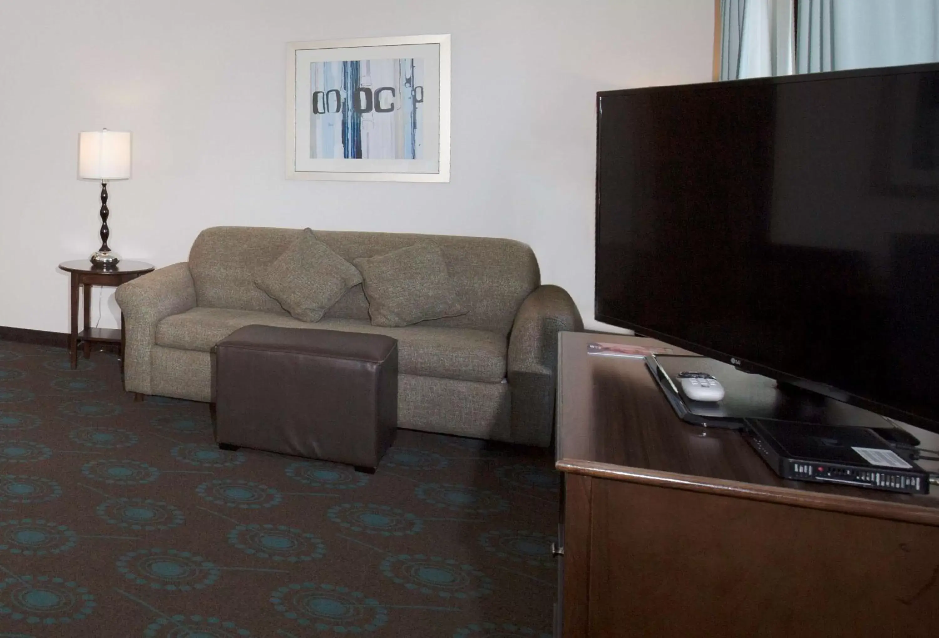 Bed, TV/Entertainment Center in Hampton Inn & Suites Suisun City Waterfront