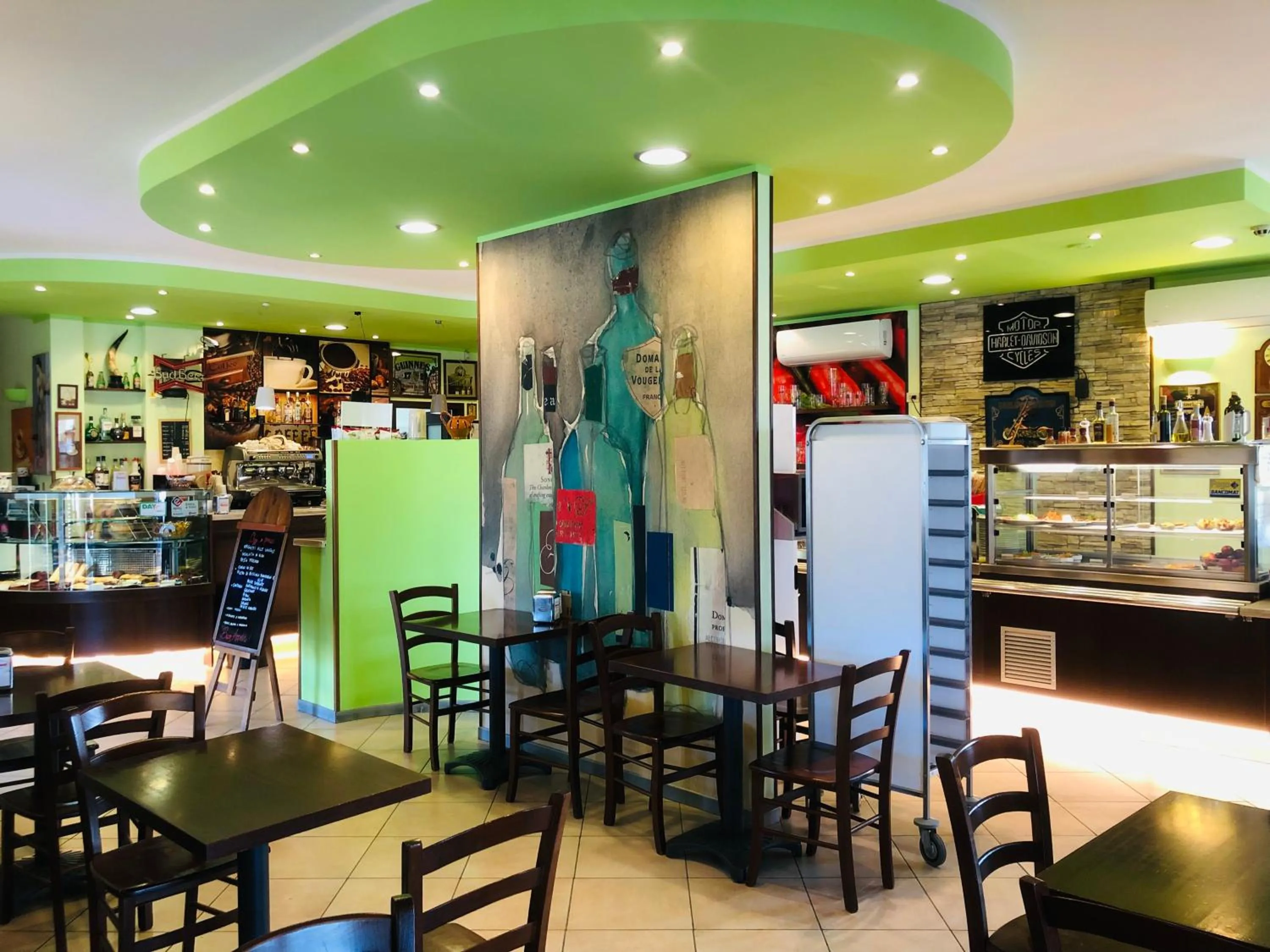 Restaurant/places to eat in Hotel Softwood