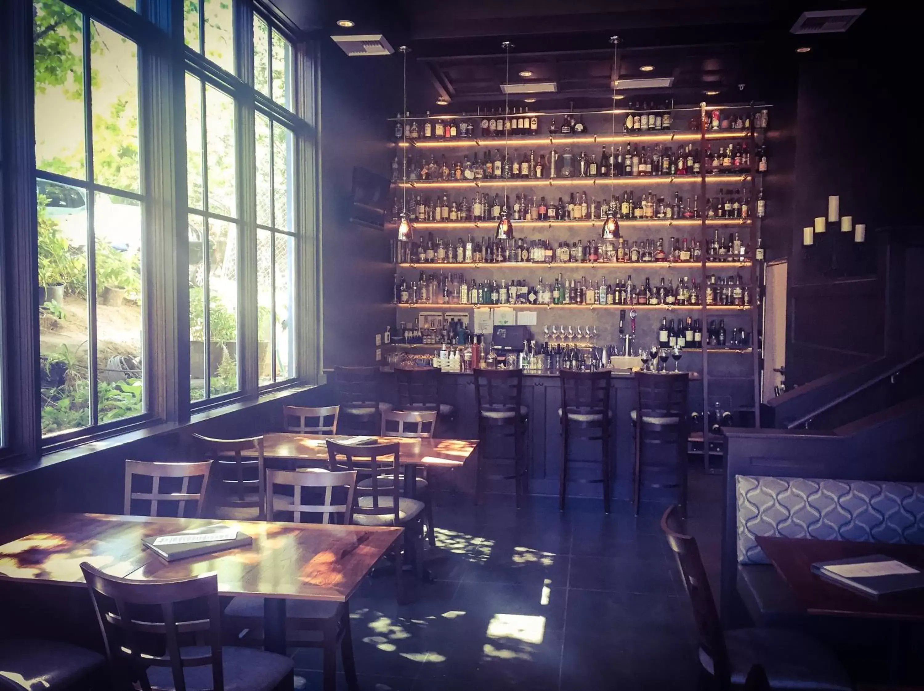 Lounge or bar in Winchester Inn Lounge or bar in Winchester Inn