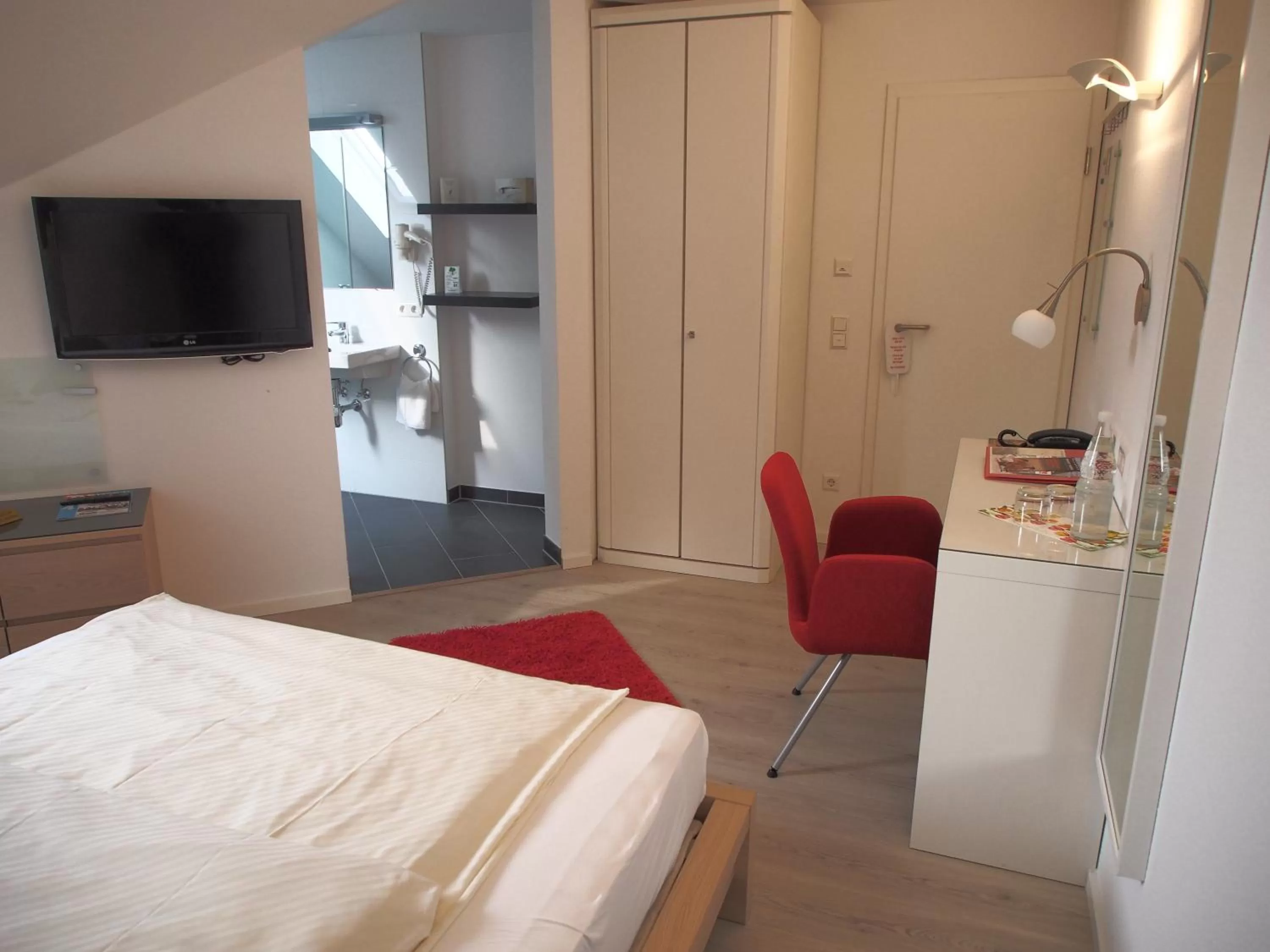 Photo of the whole room, Bed in Hotel Barbarossa Karlsruhe Stadtmitte