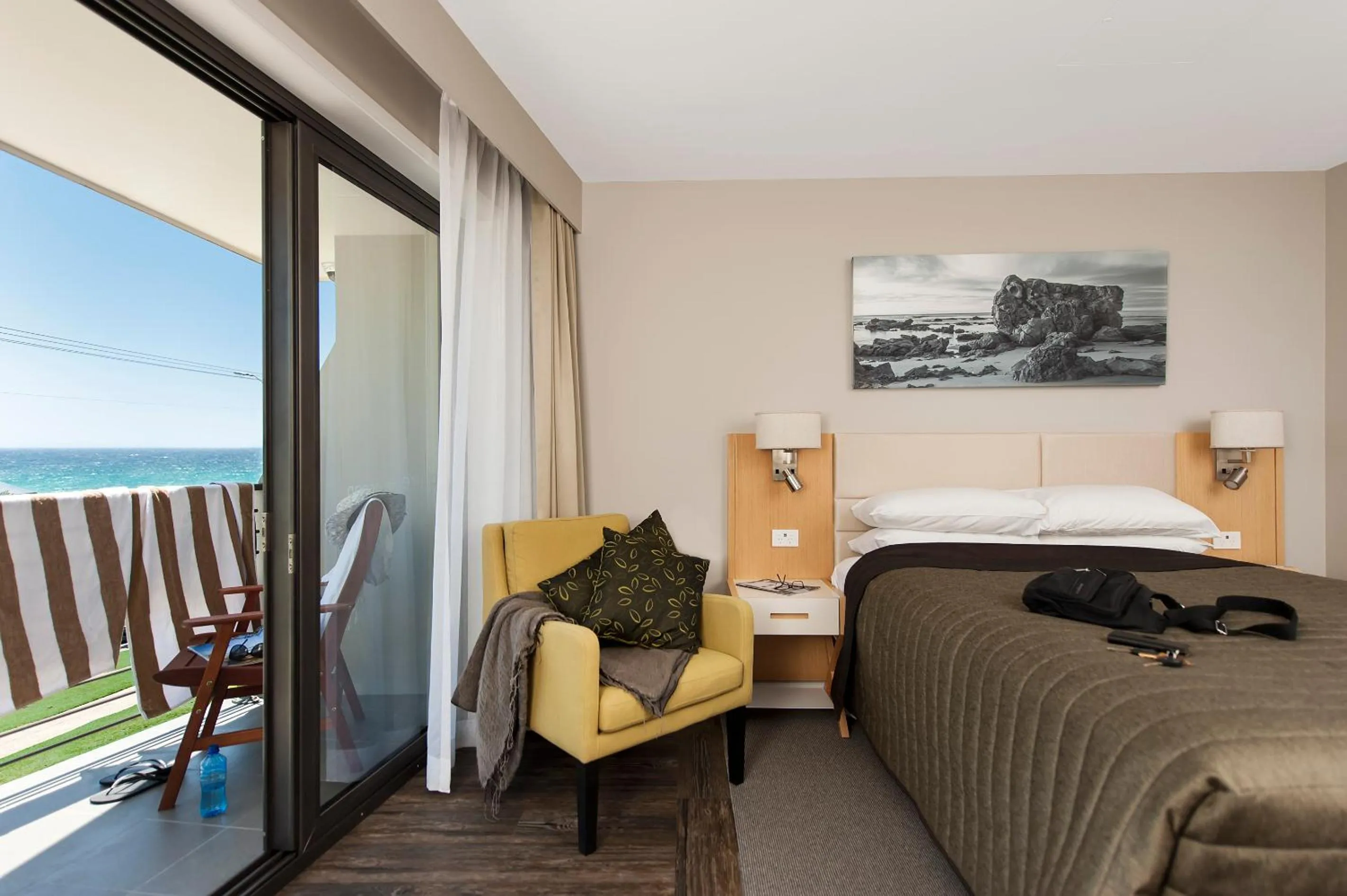 Balcony/Terrace, Bed in Allure On Ocean Motel - Mollymook Beach