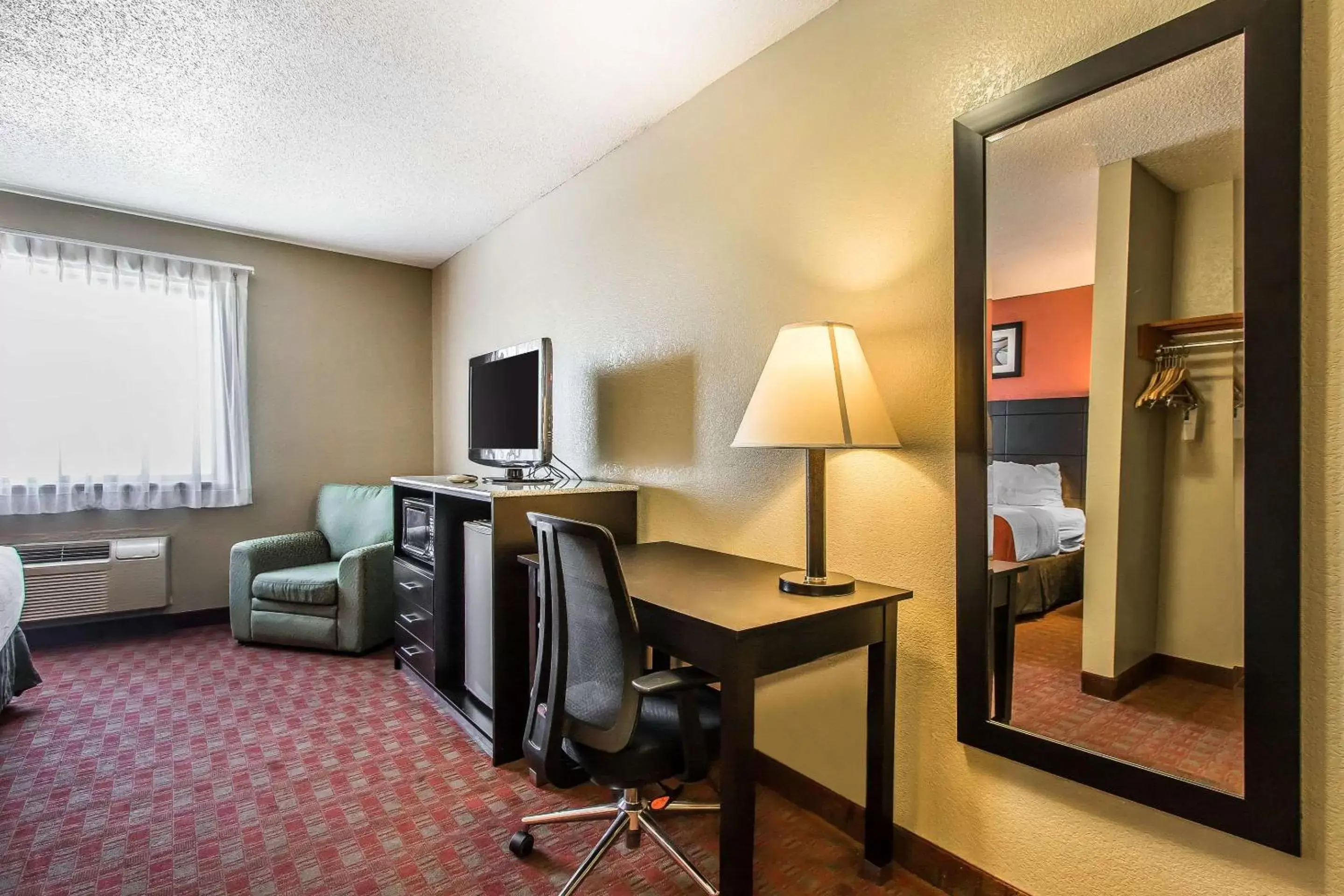 Photo of the whole room, TV/Entertainment Center in Quality Inn & Suites La Vergne