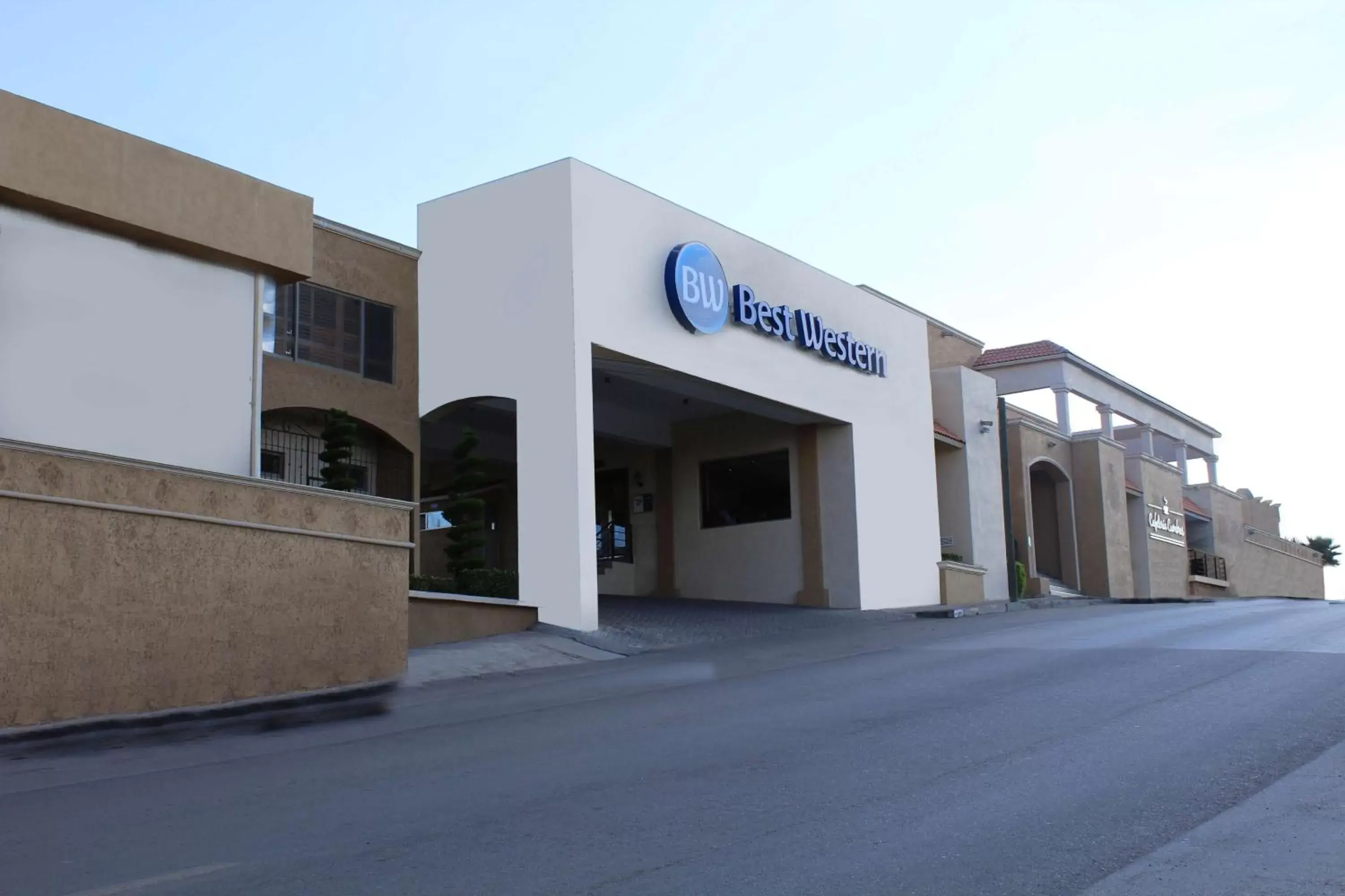 Property building in Best Western Cumbres Inn Cd. Cuauhtemoc Property building in Best Western Cumbres Inn Cd. Cuauhtemoc