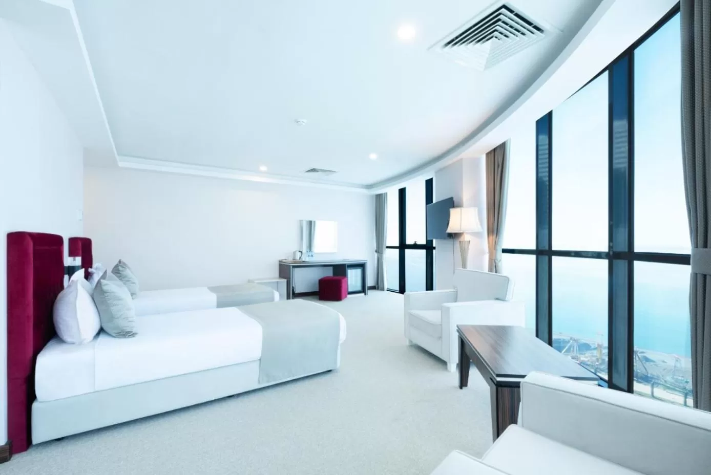 Bedroom, Bed in Sky Tower King Hotel