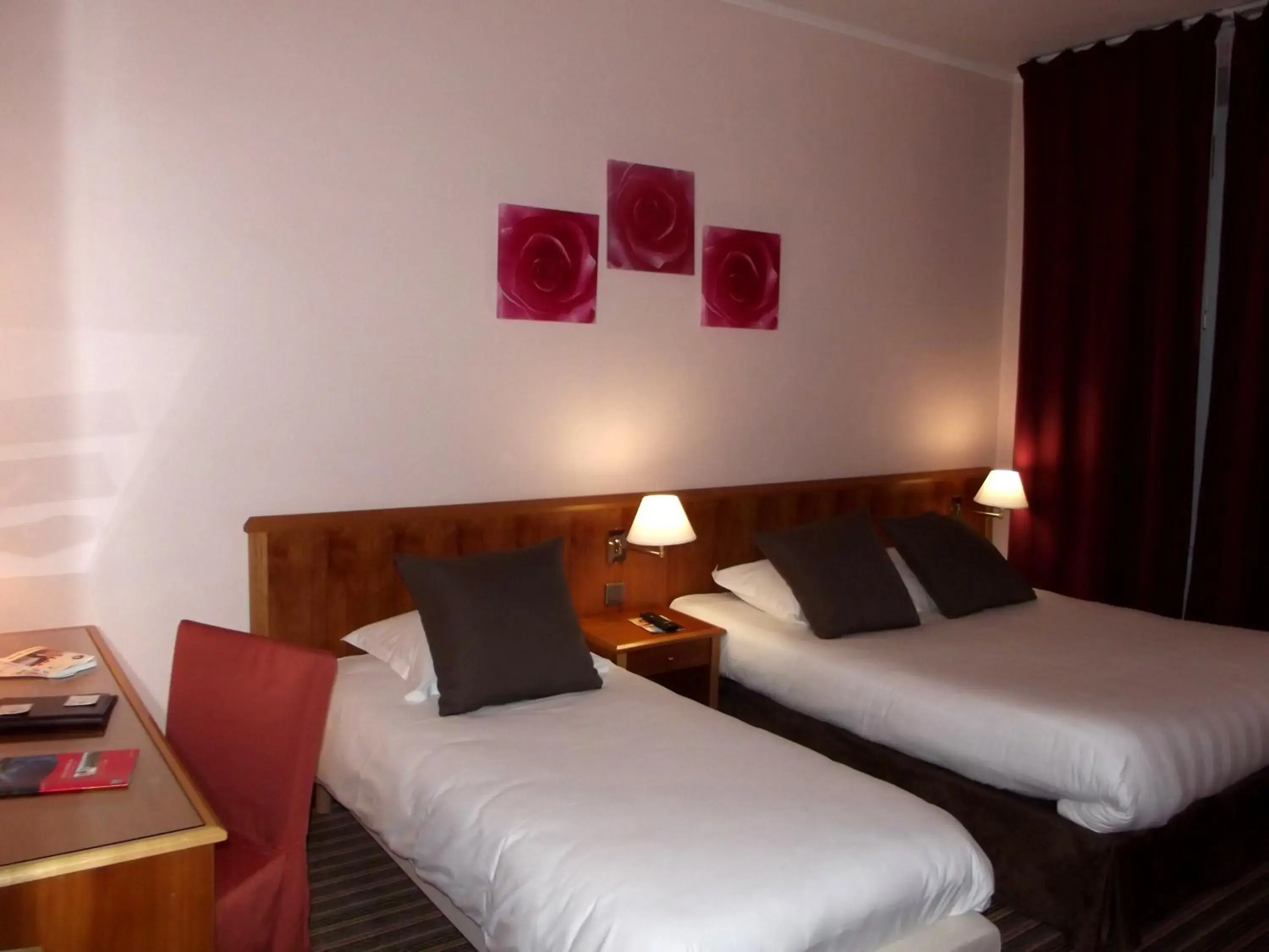 Bed in The Originals Boutique, Grand Hotel Saint-Pierre, Aurillac (Qualys-Hotel)