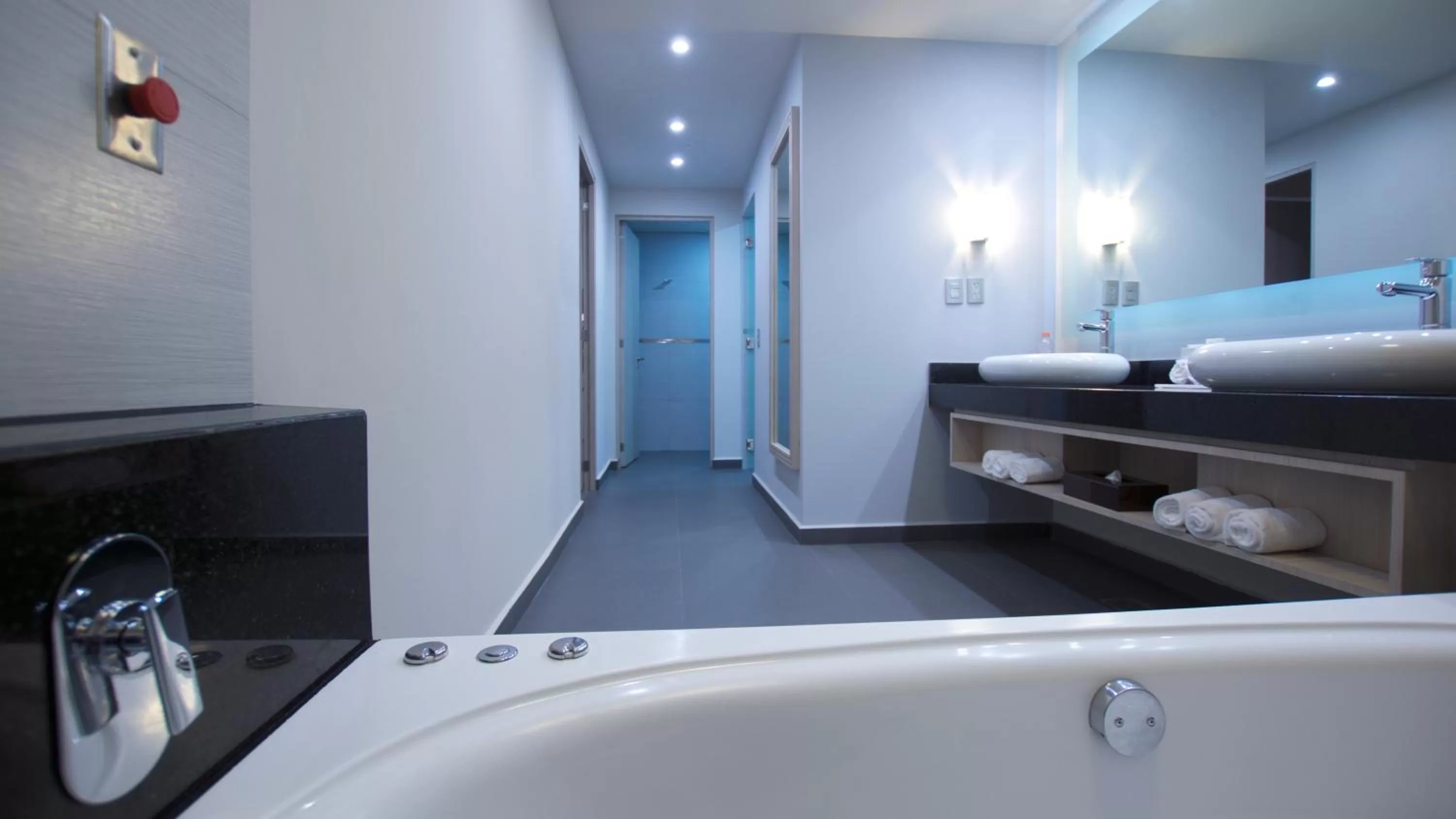 Bathroom, Bed in Holiday Inn Express Mexico- Toreo by IHG