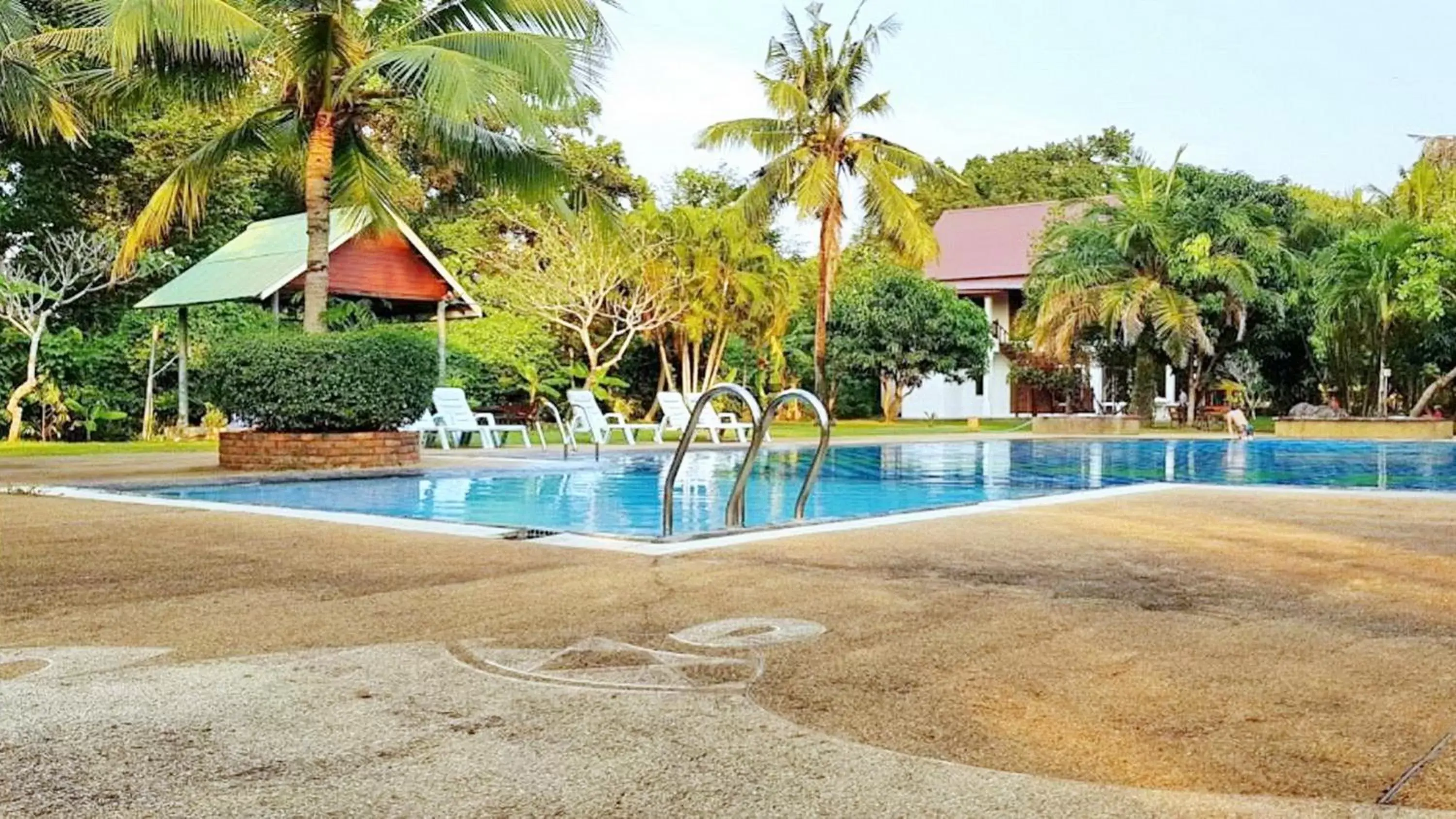 Swimming pool in Doo Dee Boutique Resort by Swiss Chalet