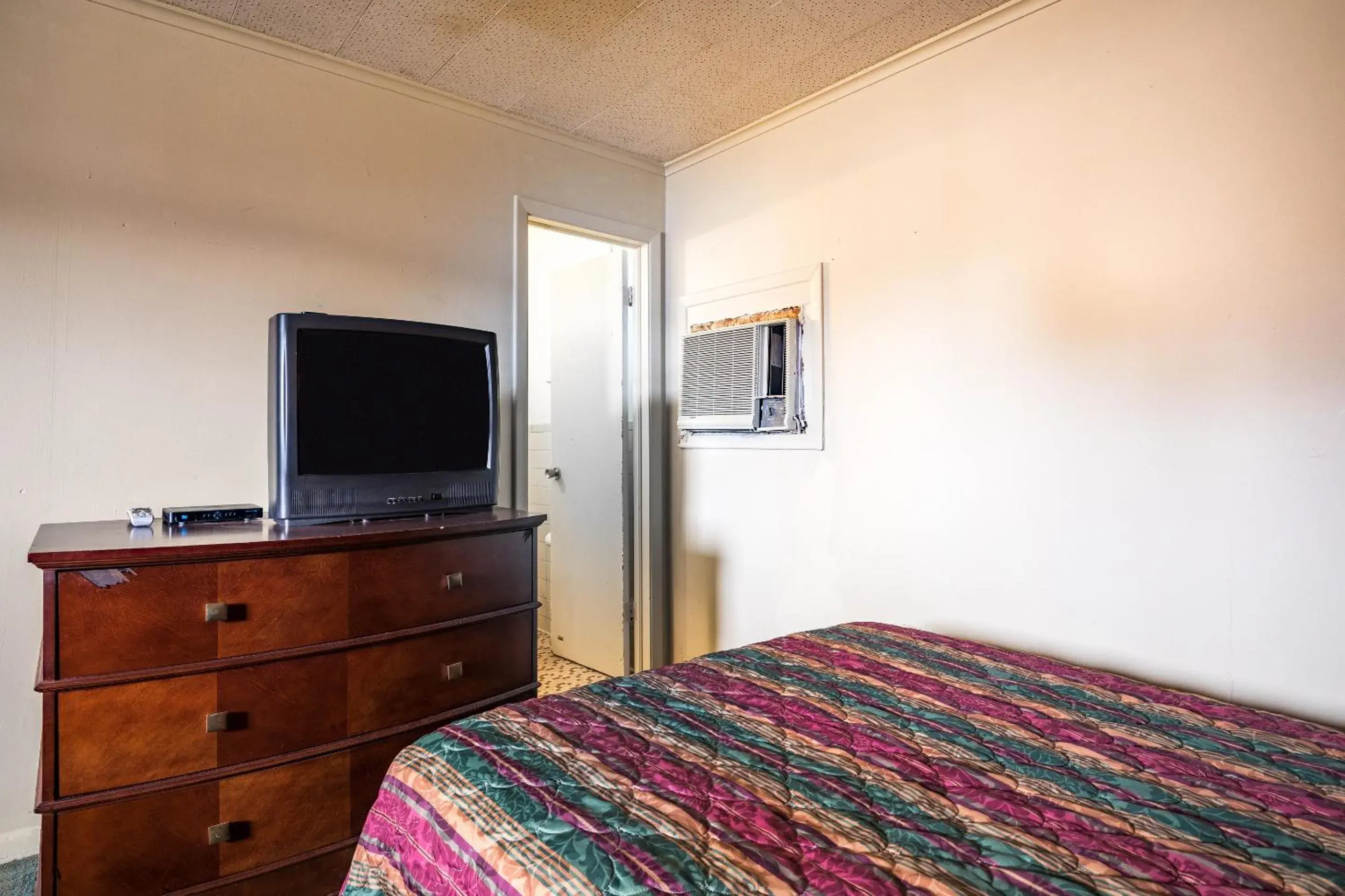 Bedroom, TV/Entertainment Center in OYO Hotel Holly Springs MS