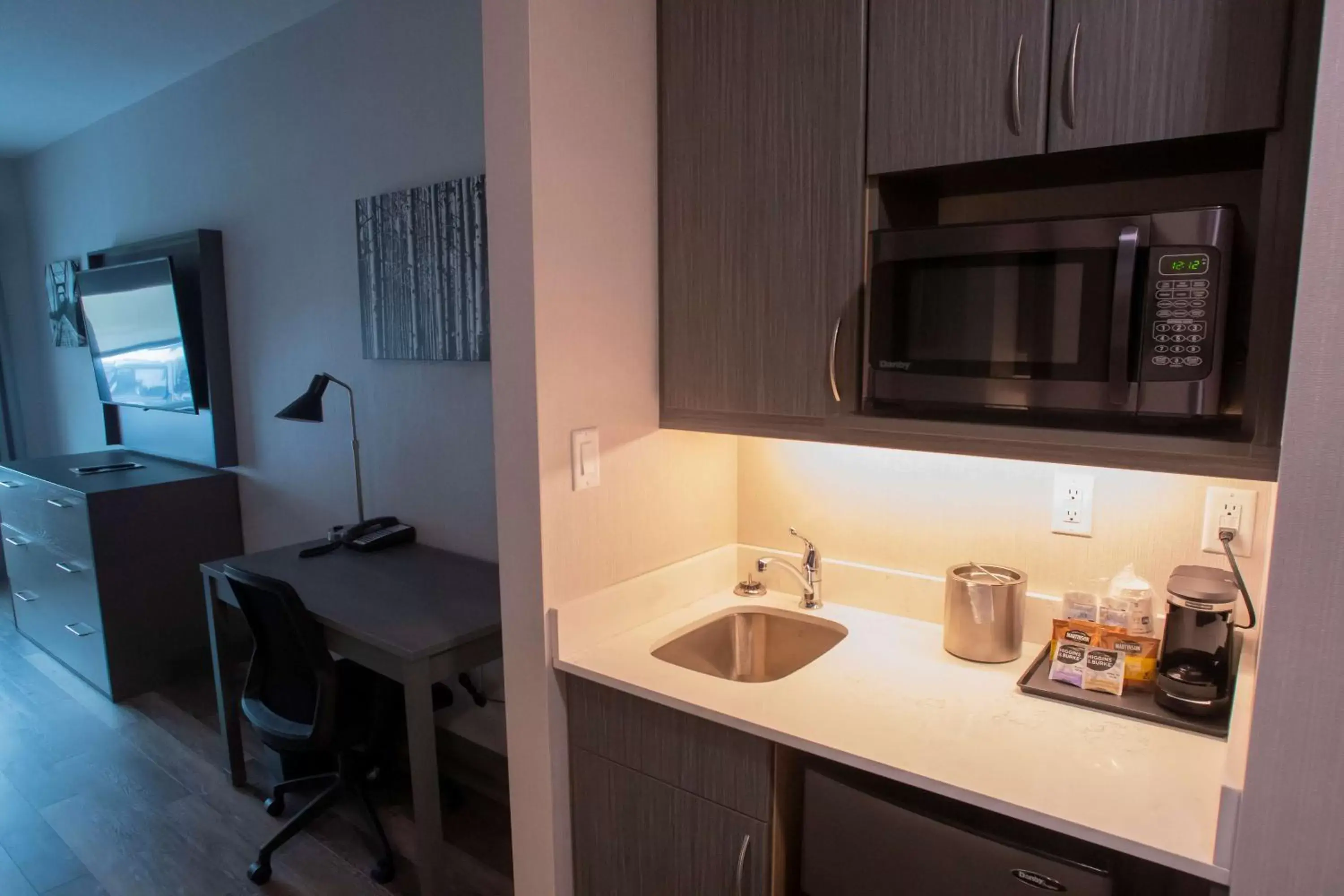 Photo of the whole room, Kitchen/Kitchenette in Best Western Plus Prince George