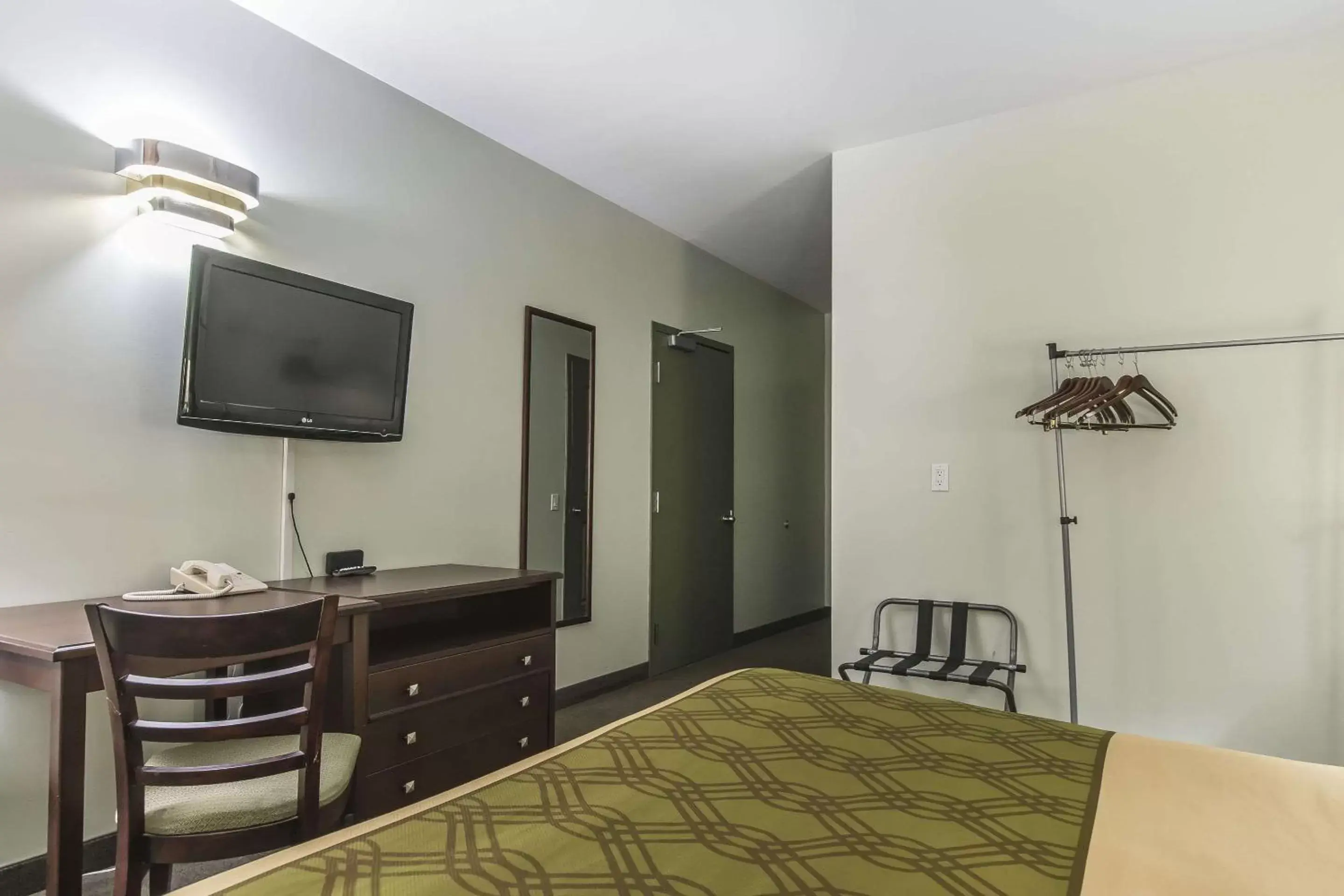 Photo of the whole room, TV/Entertainment Center in Econolodge Huntsville