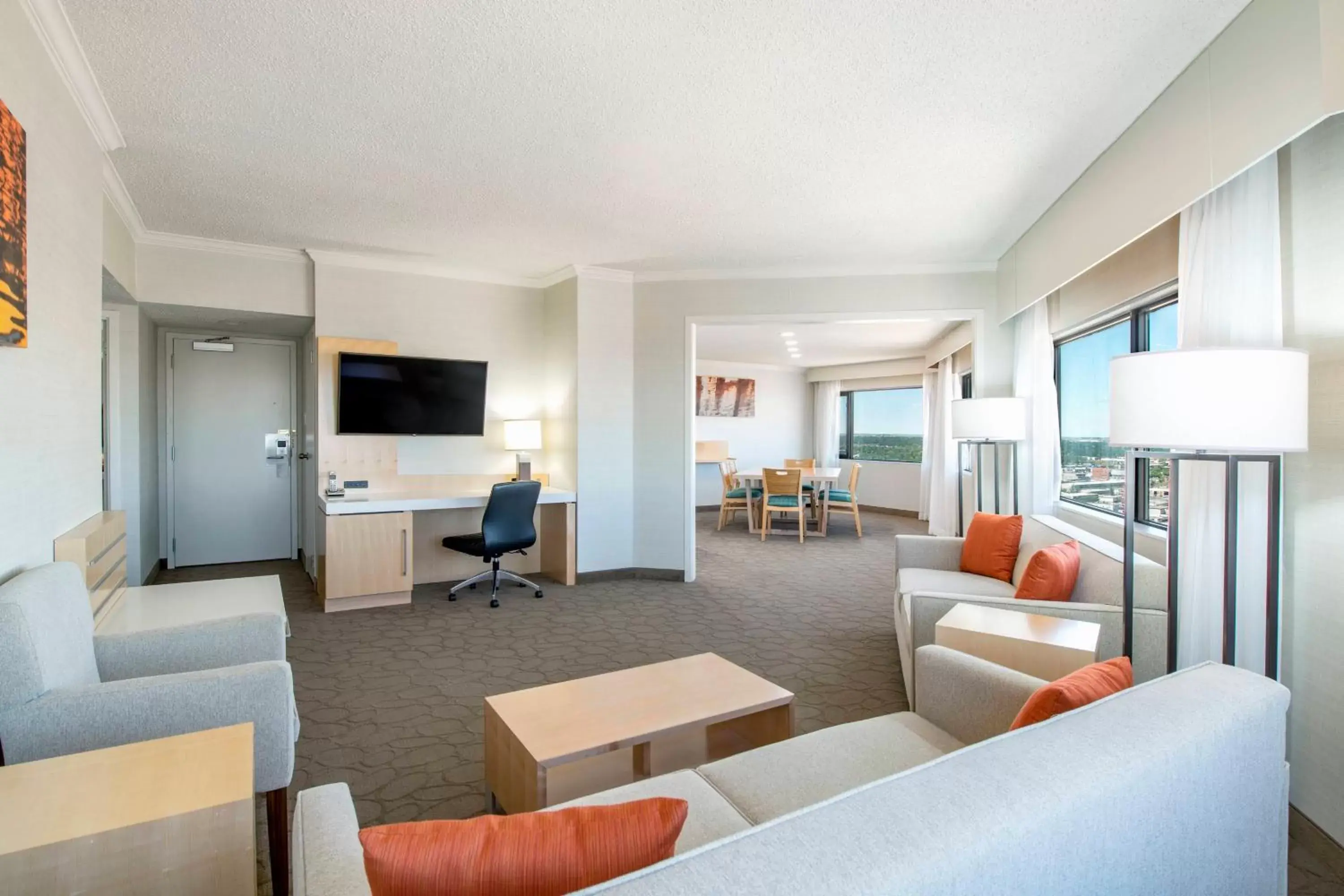 Living room, Seating Area in Delta Hotels by Marriott Regina