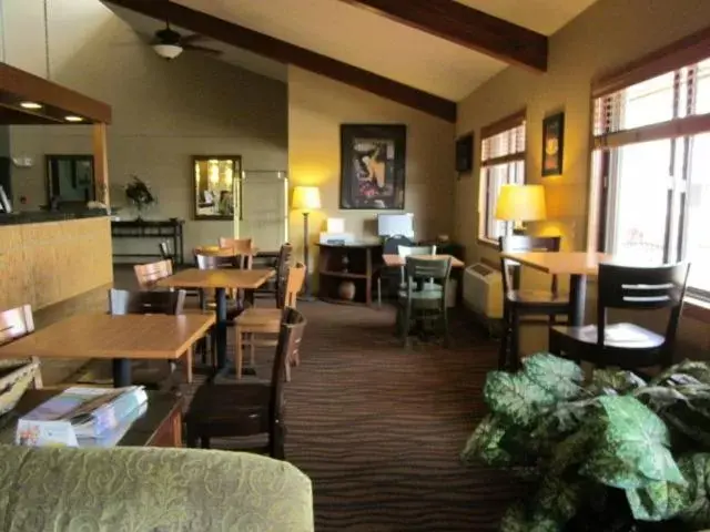 Day, Restaurant/Places to Eat in AmericInn by Wyndham West Bend