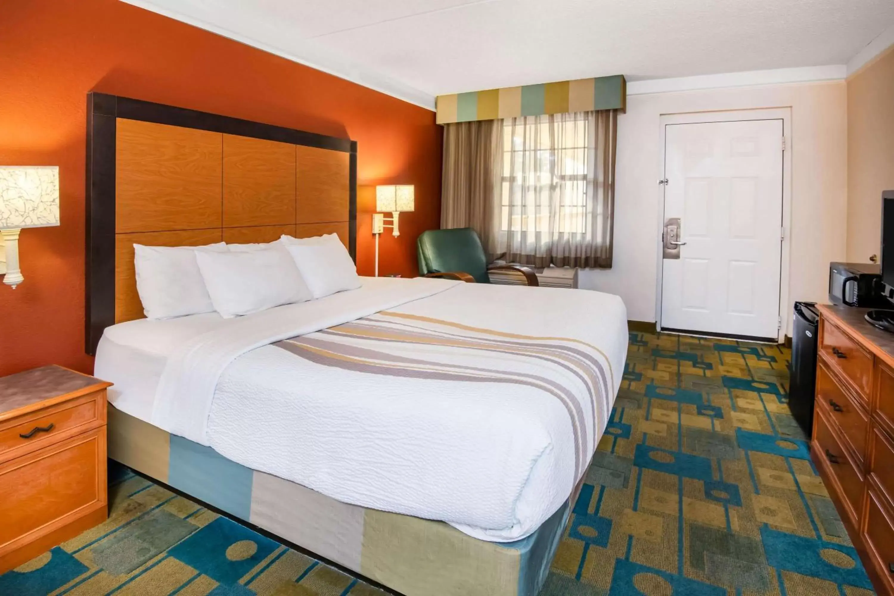 Photo of the whole room, Bed in La Quinta Inn by Wyndham Colorado Springs Garden of the Gods