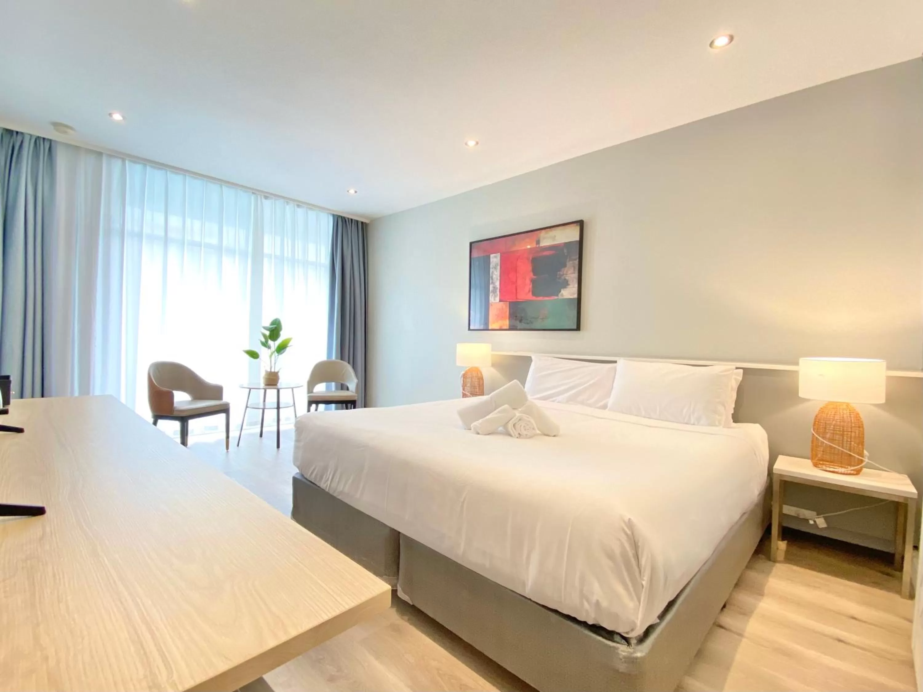 Bedroom, Bed in Carlton Hotel