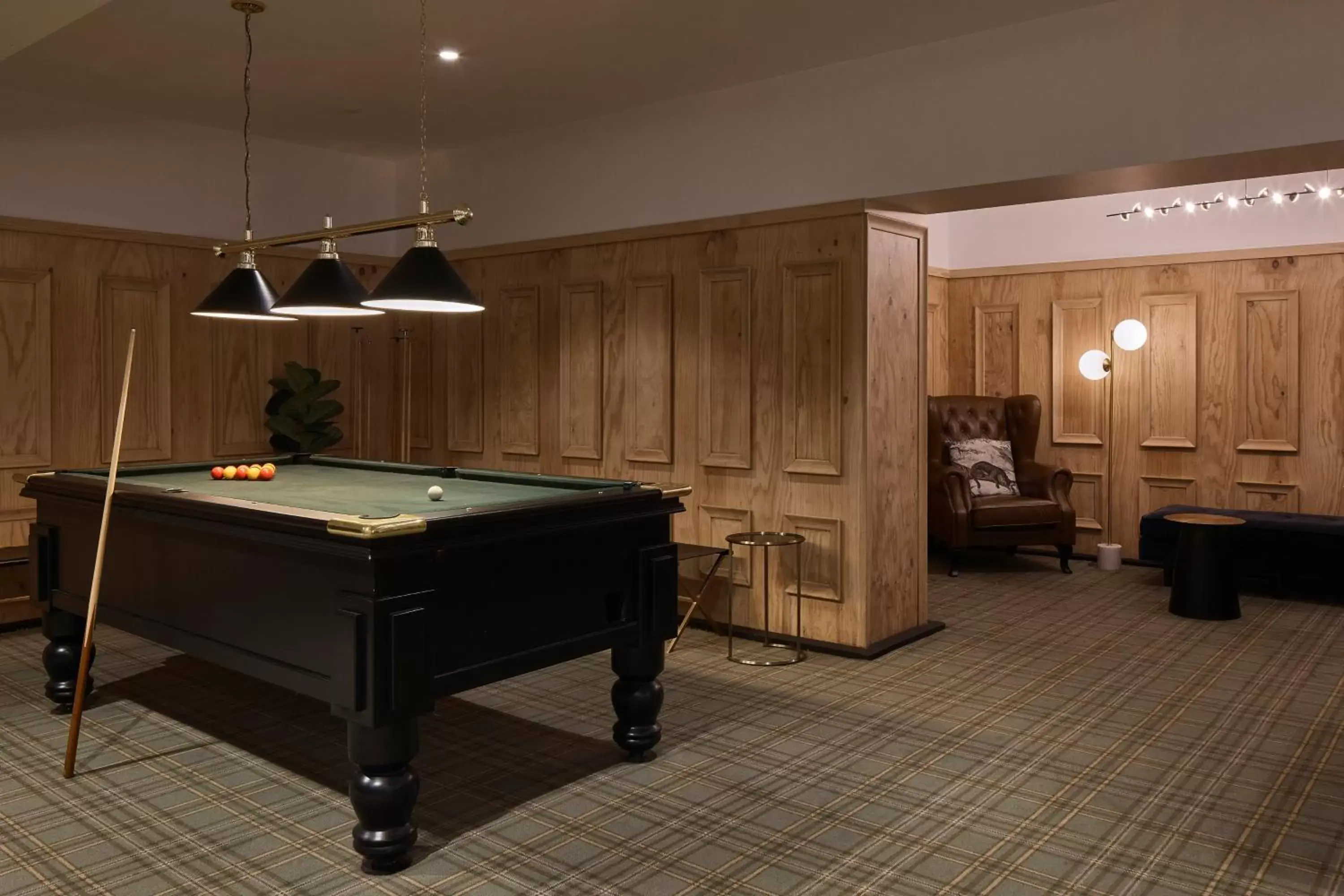 Restaurant/places to eat, Billiards in The Victoria Hotel