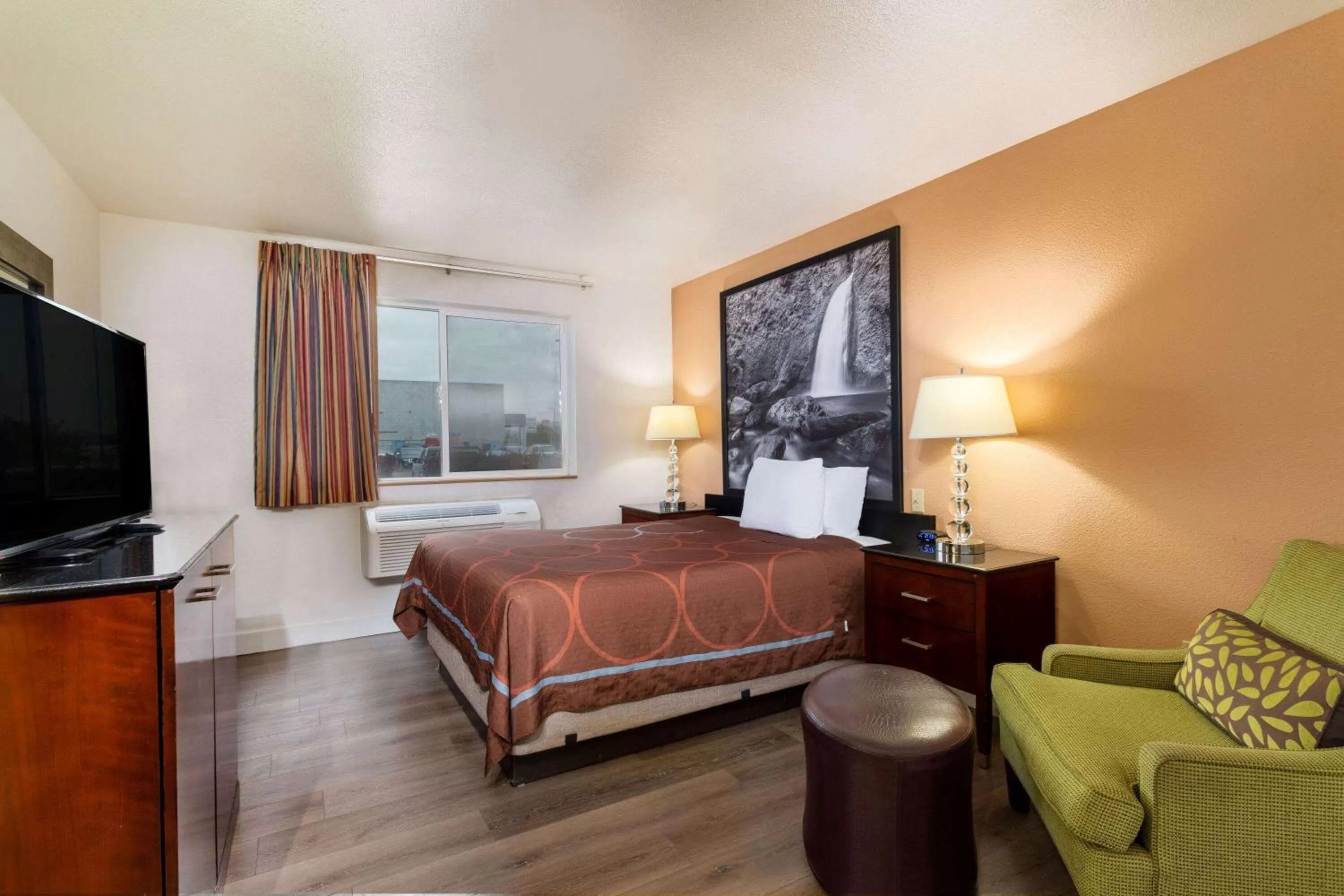 Photo of the whole room, Bed in Super 8 by Wyndham The Dalles OR
