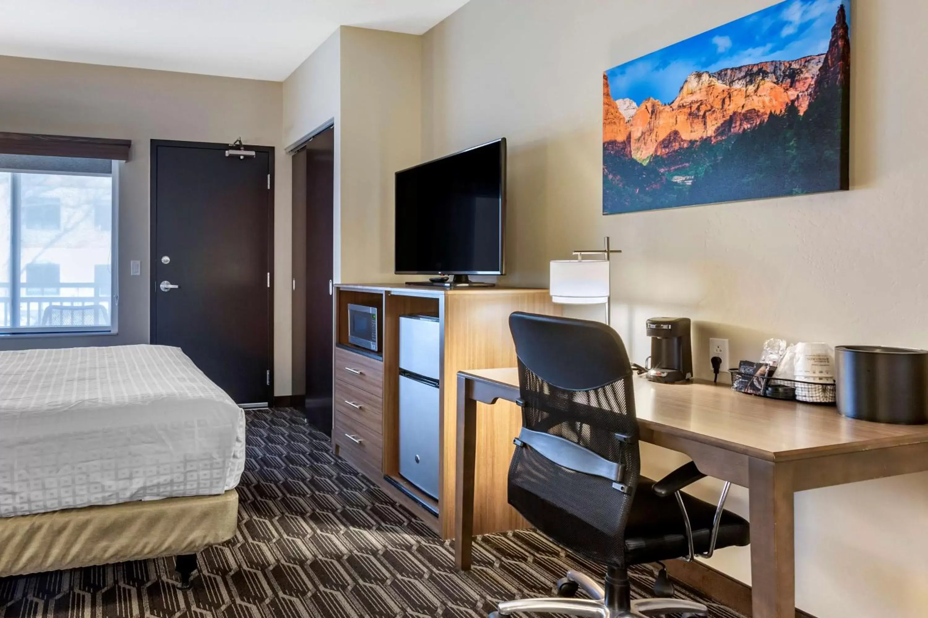 Bedroom, TV/Entertainment Center in Best Western Plus Zion Canyon Inn & Suites