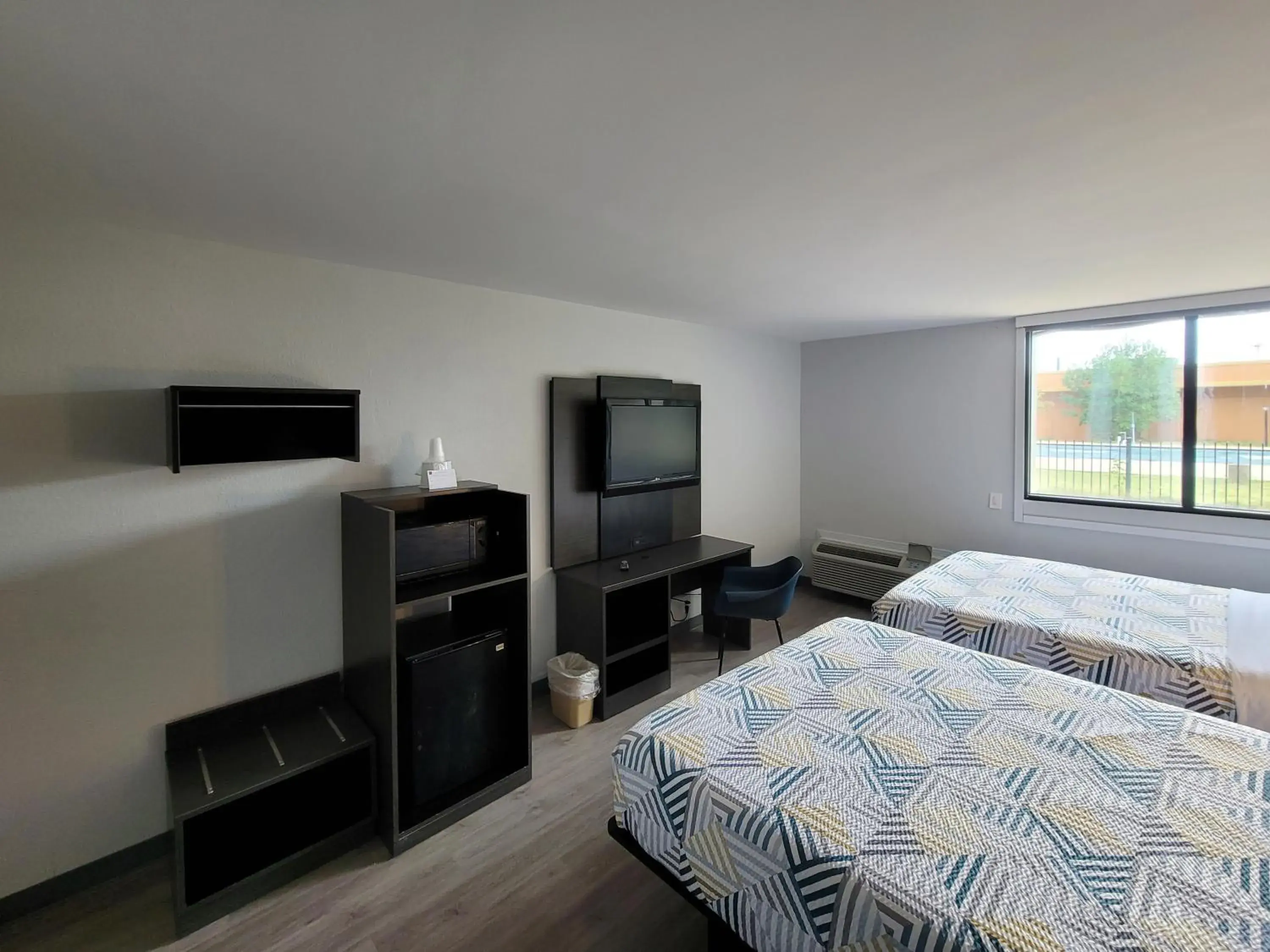 Bedroom, TV/Entertainment Center in Motel 6 Jackson, TN