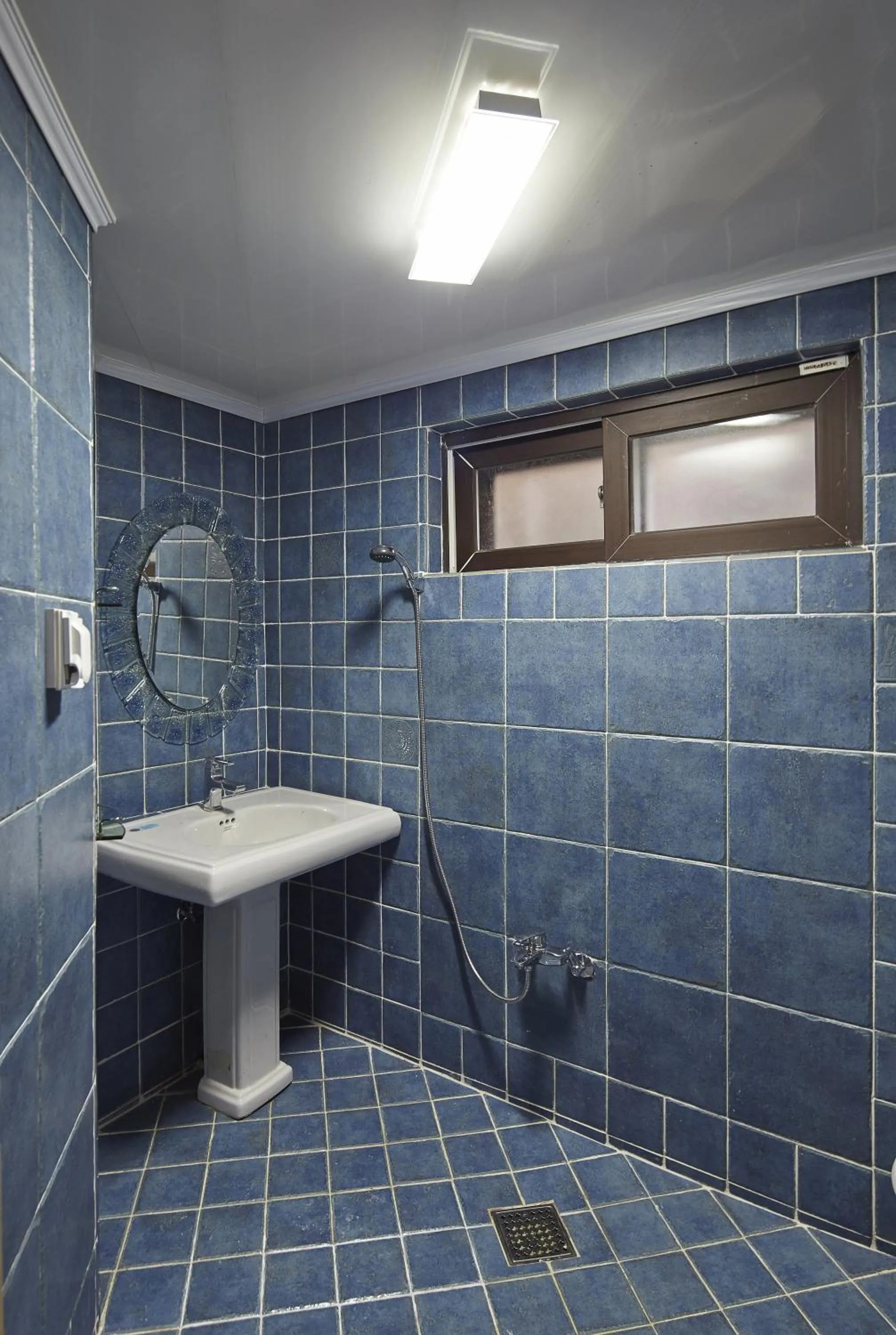 Shower in Jiwoljang Guesthouse