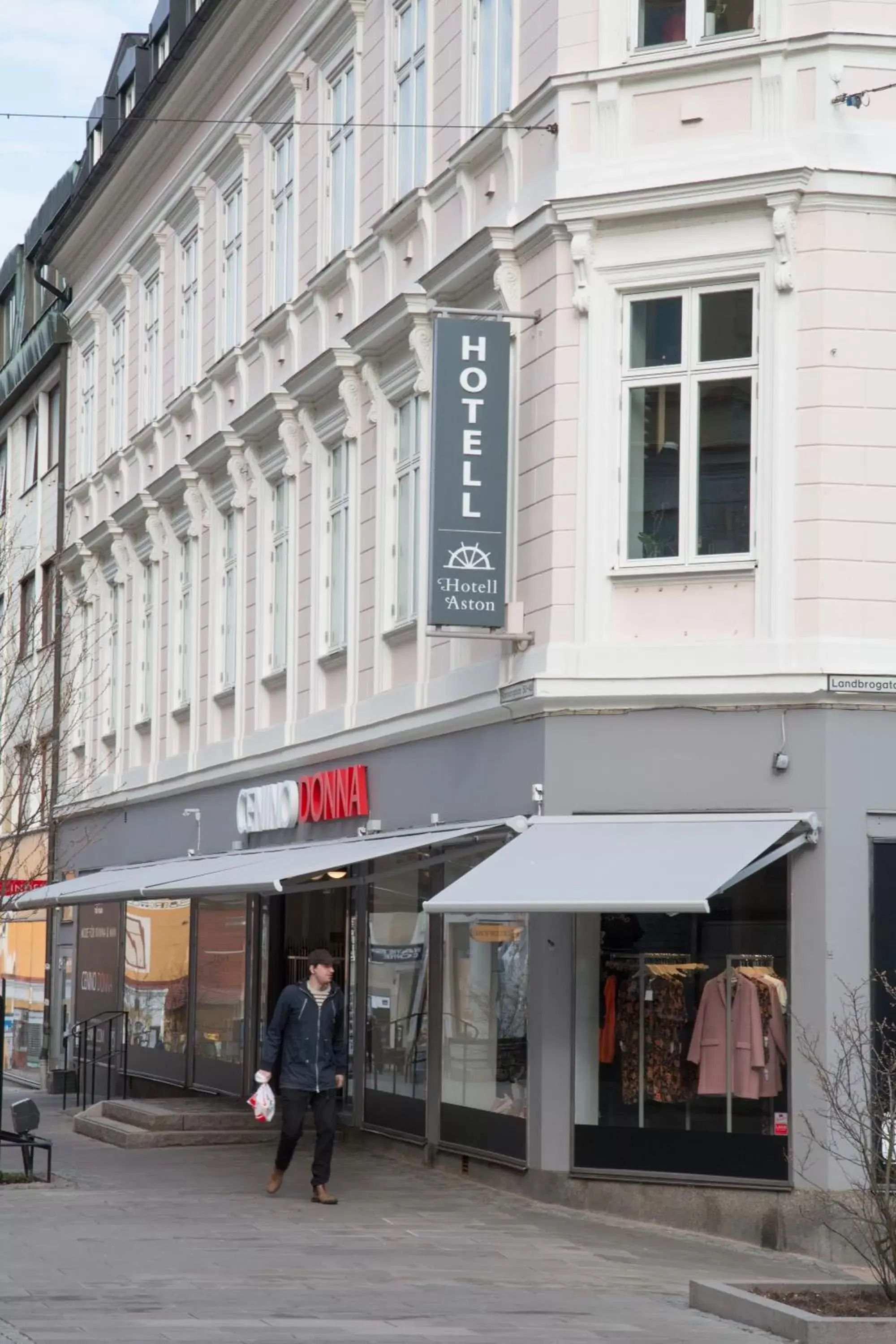 Facade/entrance, Property Building in Hotell Aston