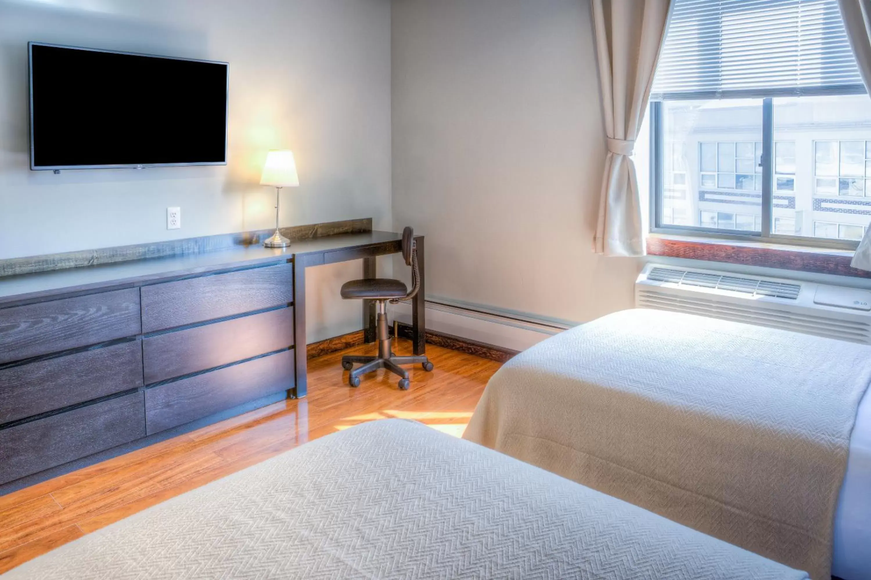 Bed, TV/Entertainment Center in LIC Hotel