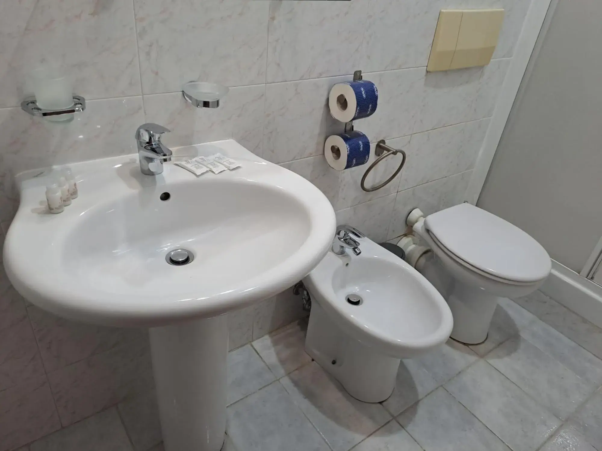 Shower, Bathroom in Hotel Fenicia