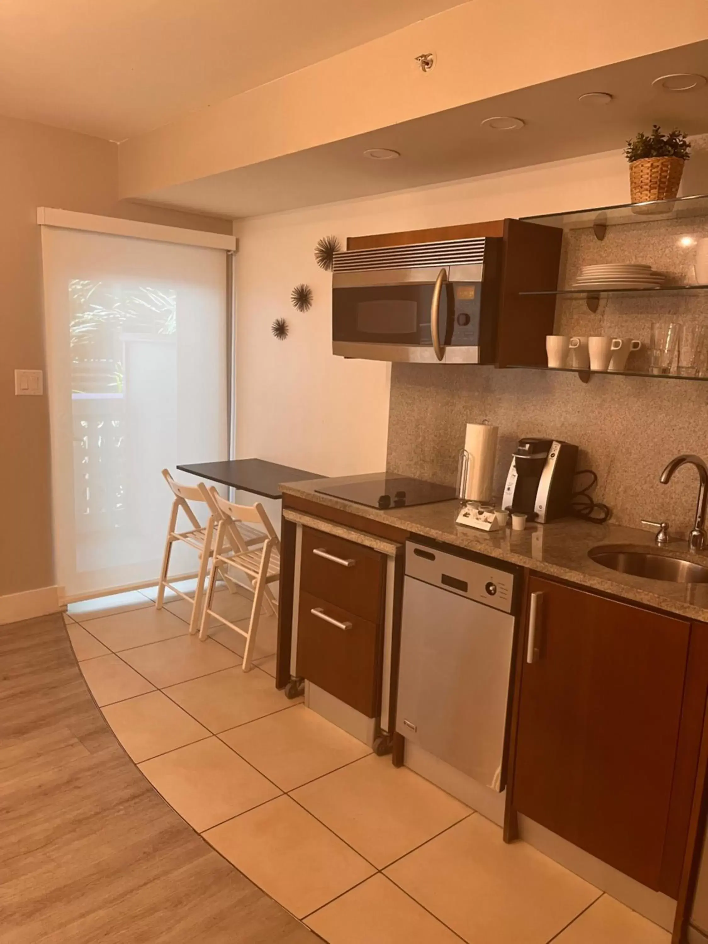 Kitchen or kitchenette, Kitchen/Kitchenette in Suites at The Strand on Ocean Drive