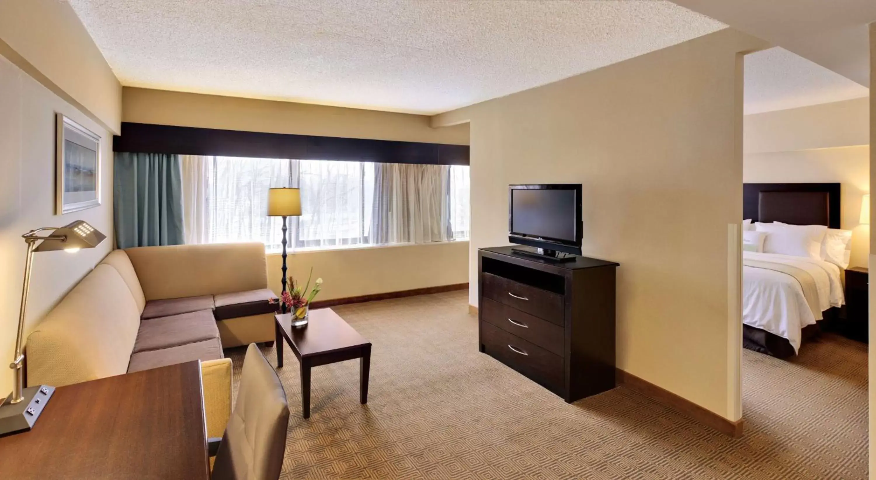 Living room, Seating Area in DoubleTree by Hilton Tinton Falls-Eatontown