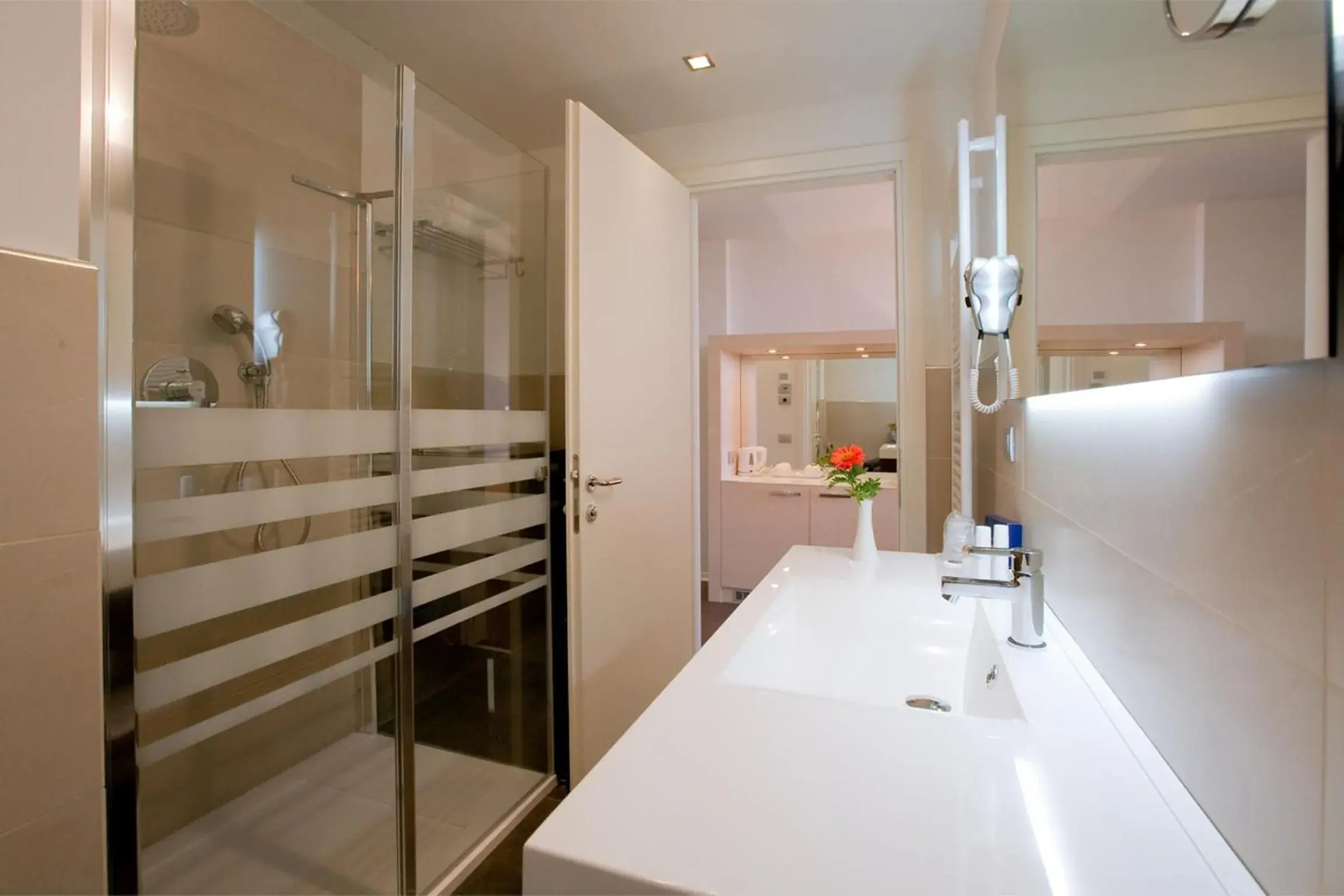 Shower, Bathroom in Laguna Palace Hotel Grado