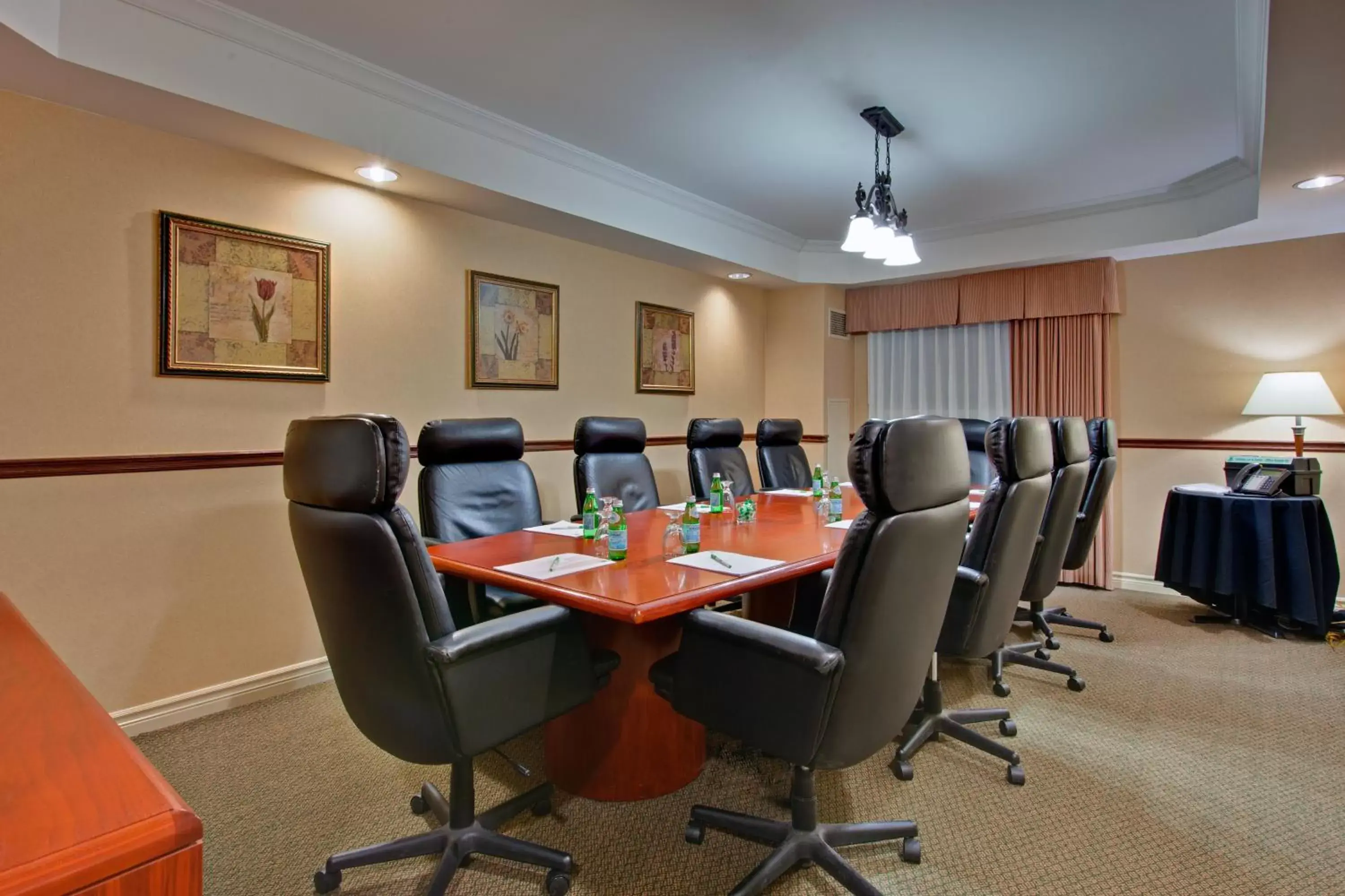 Meeting/conference room in Holiday Inn & Suites Ottawa Kanata, an IHG Hotel