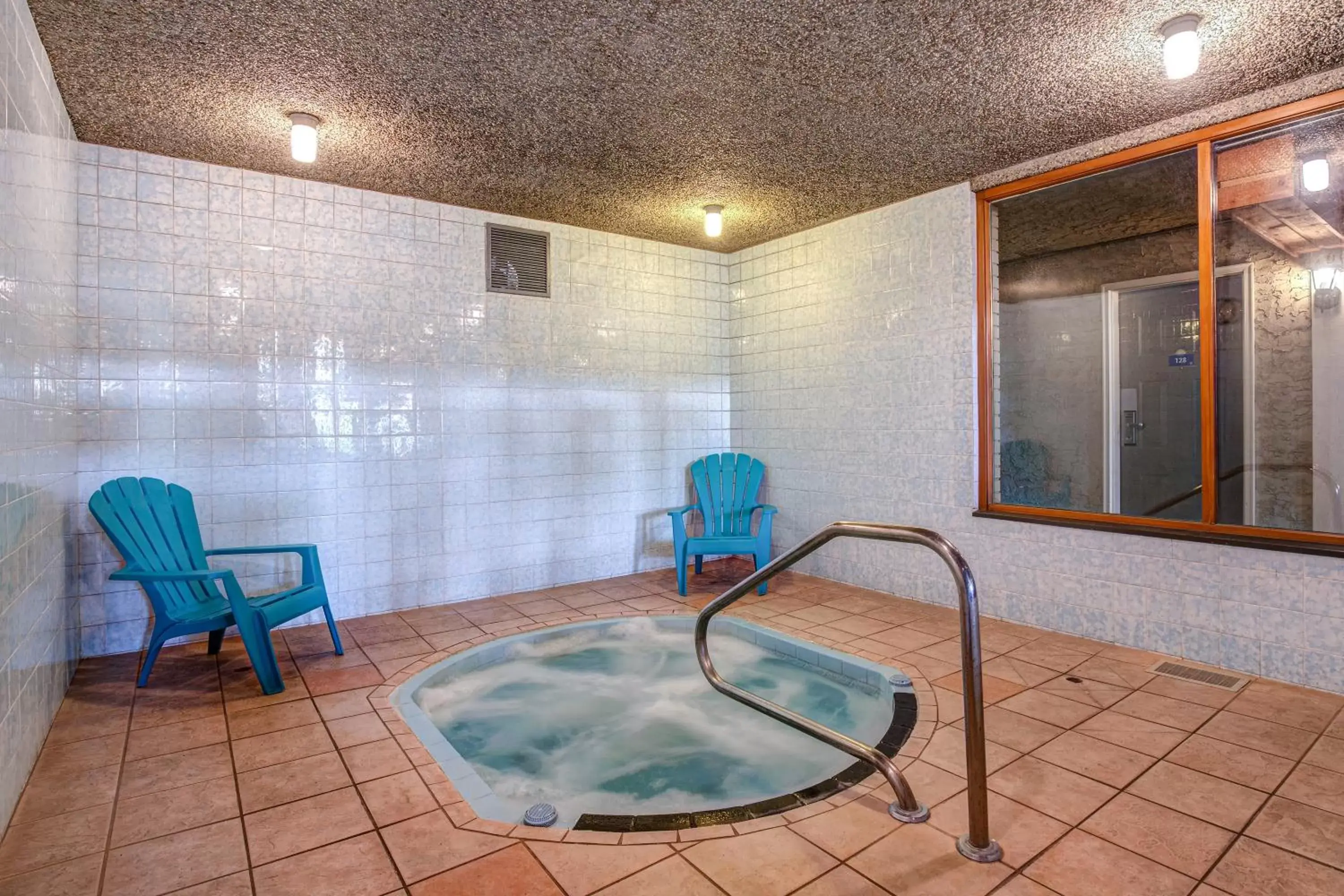 Hot Tub, Swimming Pool in Days Inn by Wyndham Vernon