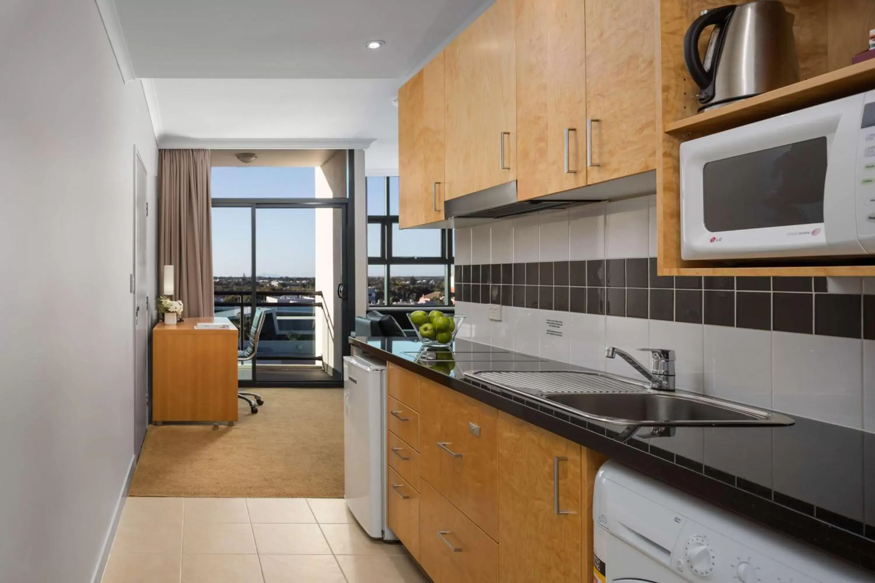 Kitchen or kitchenette, Kitchen/Kitchenette in Rydges Mackay Suites