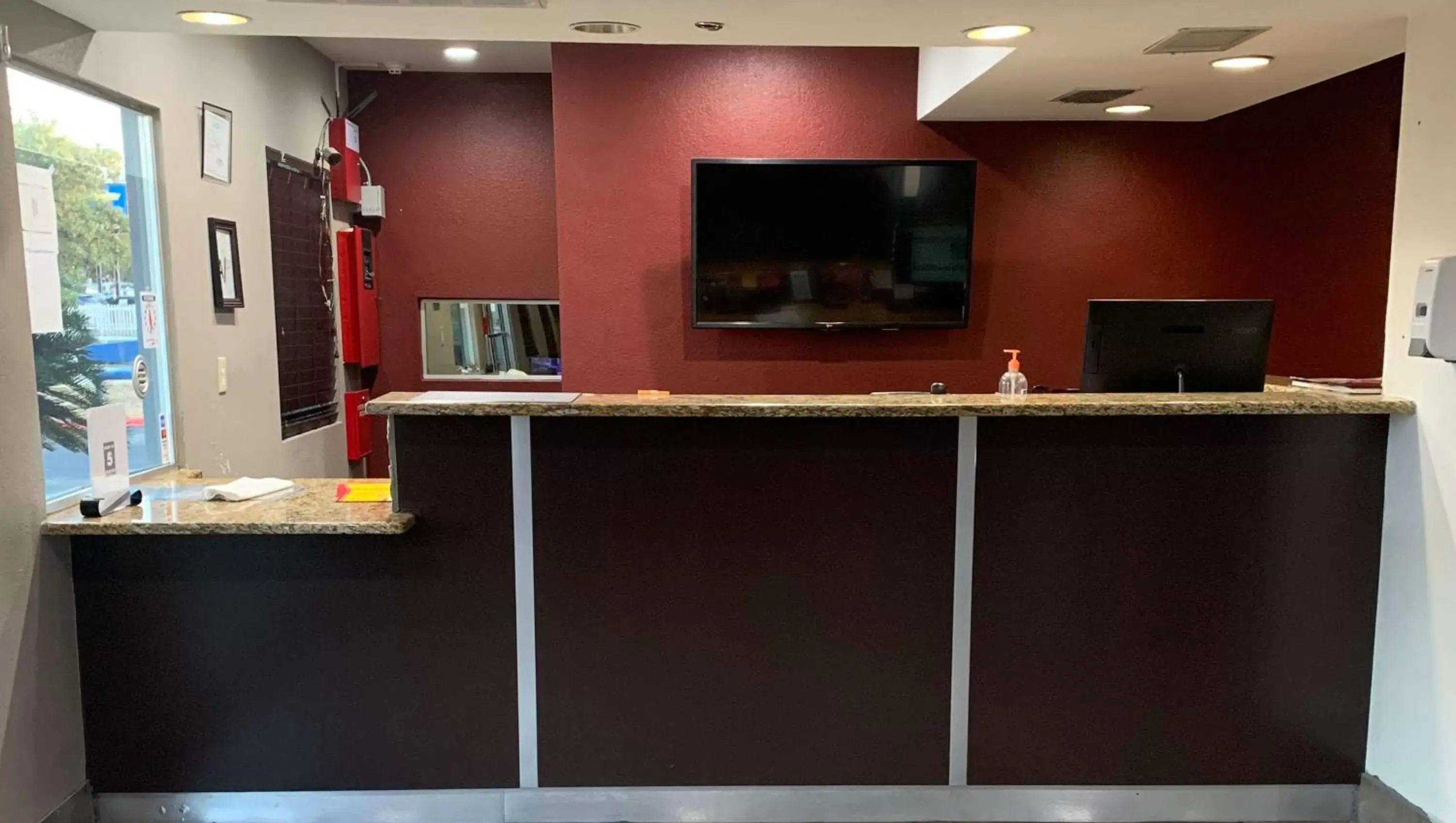 Lobby or reception, TV/Entertainment Center in Quality Inn & Suites