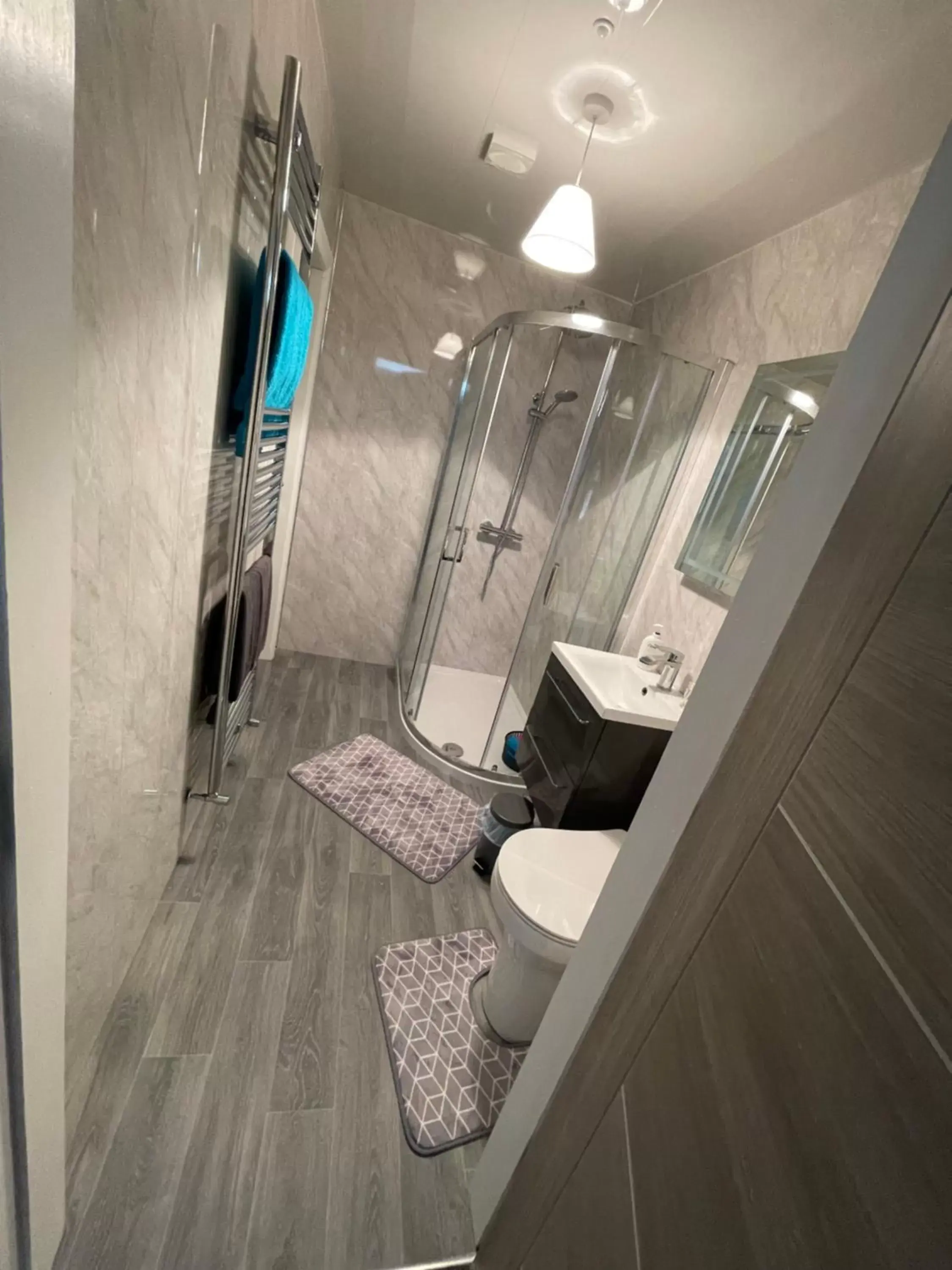 Shower, Bathroom in Spacious Double Room En-Suite