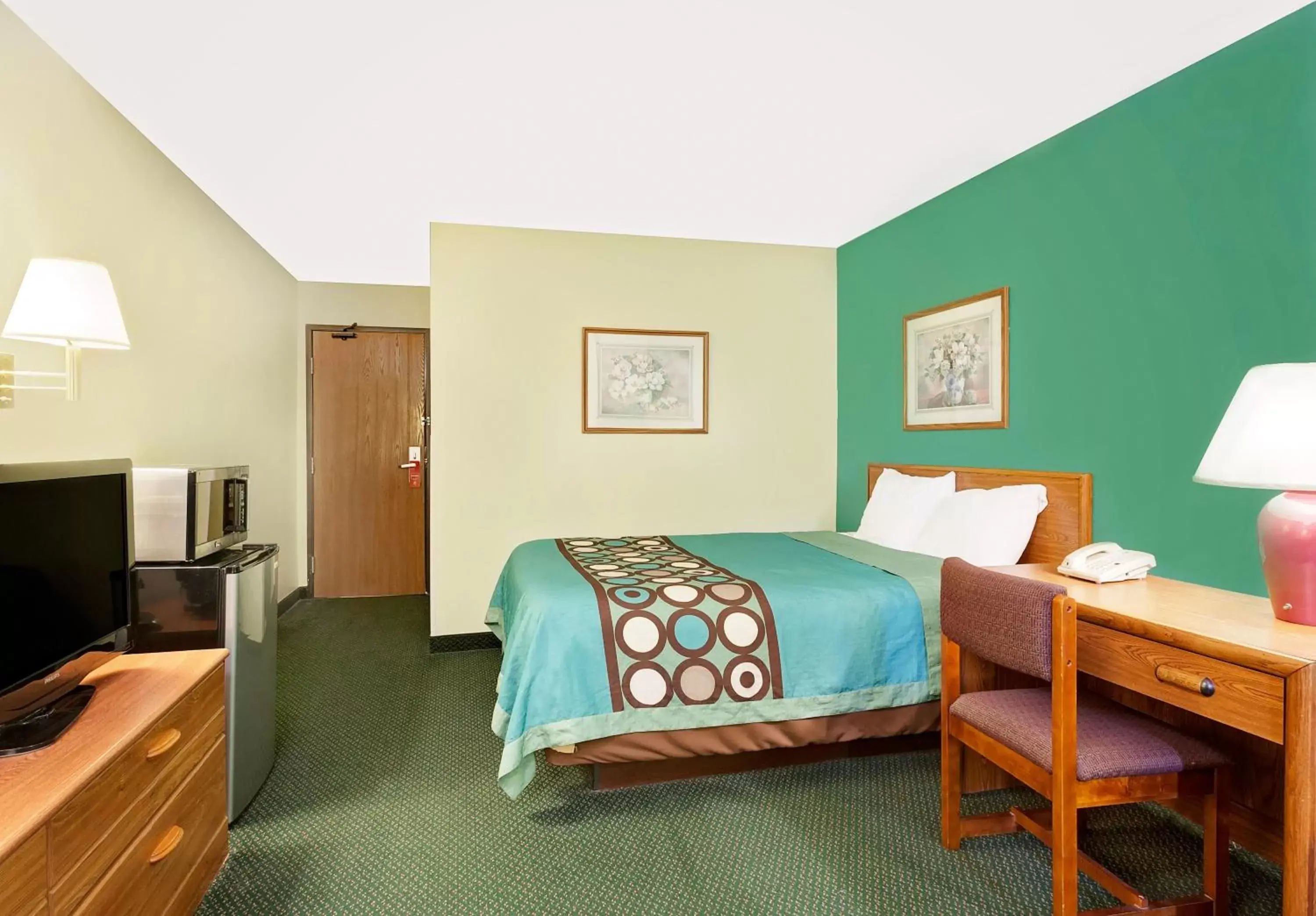 Bedroom, Bed in Super 8 by Wyndham Carlisle-South