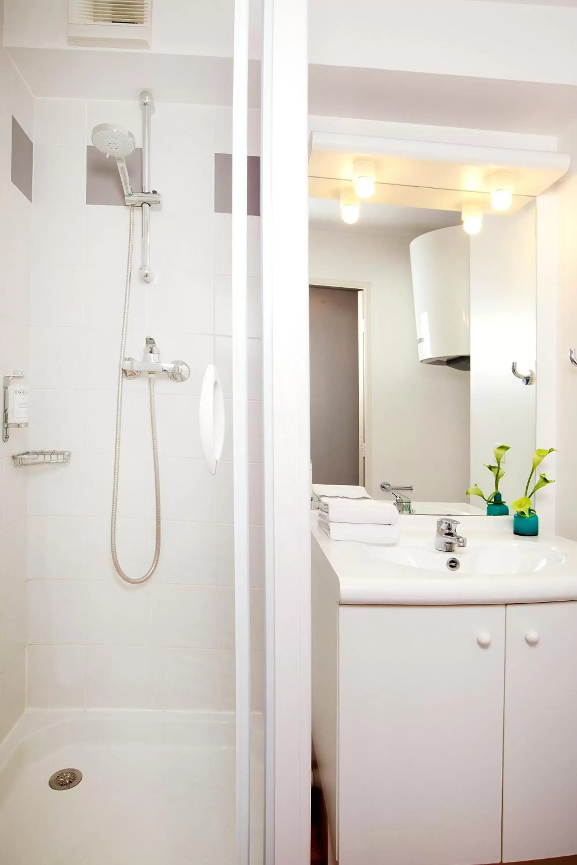 Shower, Bathroom in Séjours & Affaires Angers Atrium