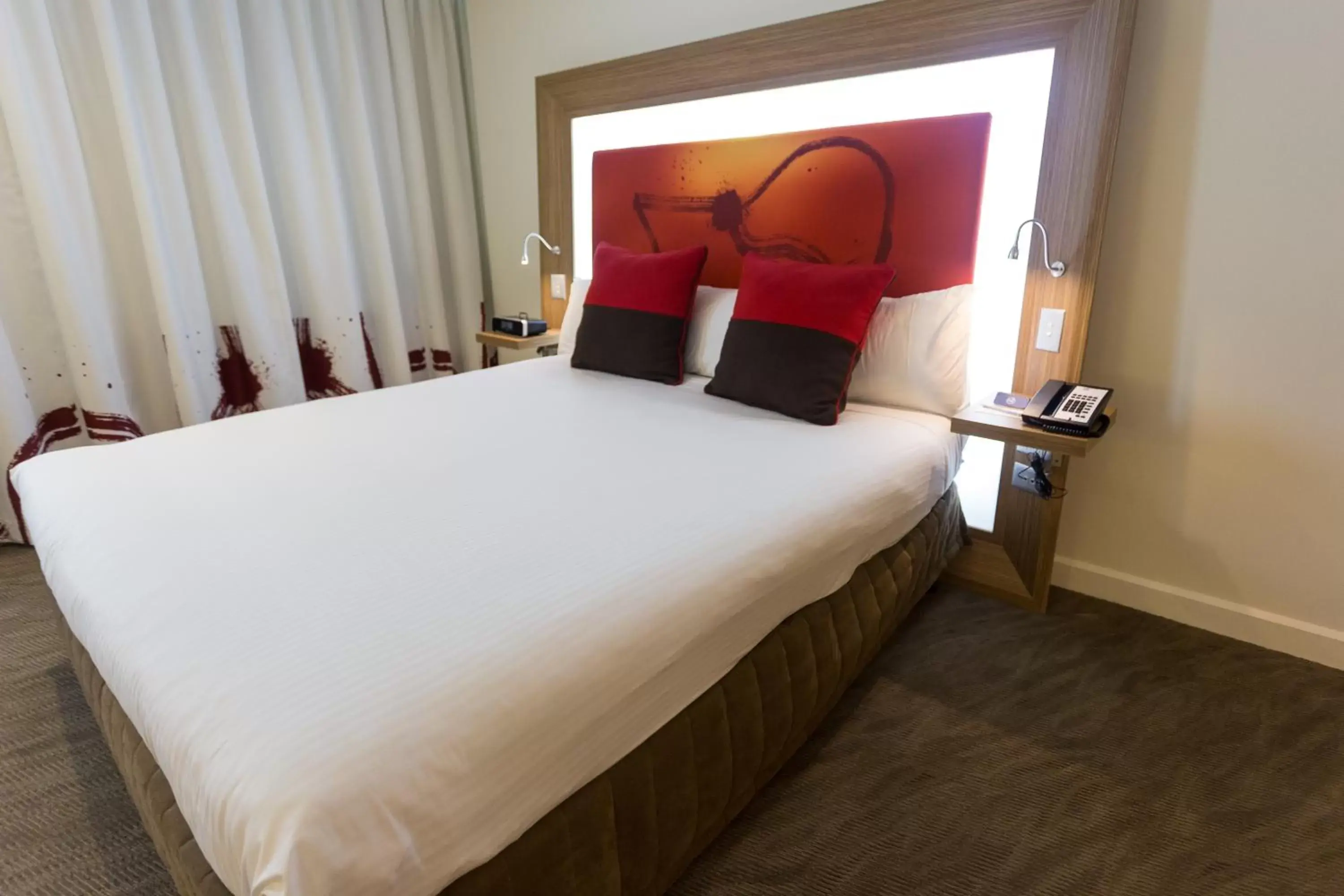 Bed in Novotel Sydney West HQ