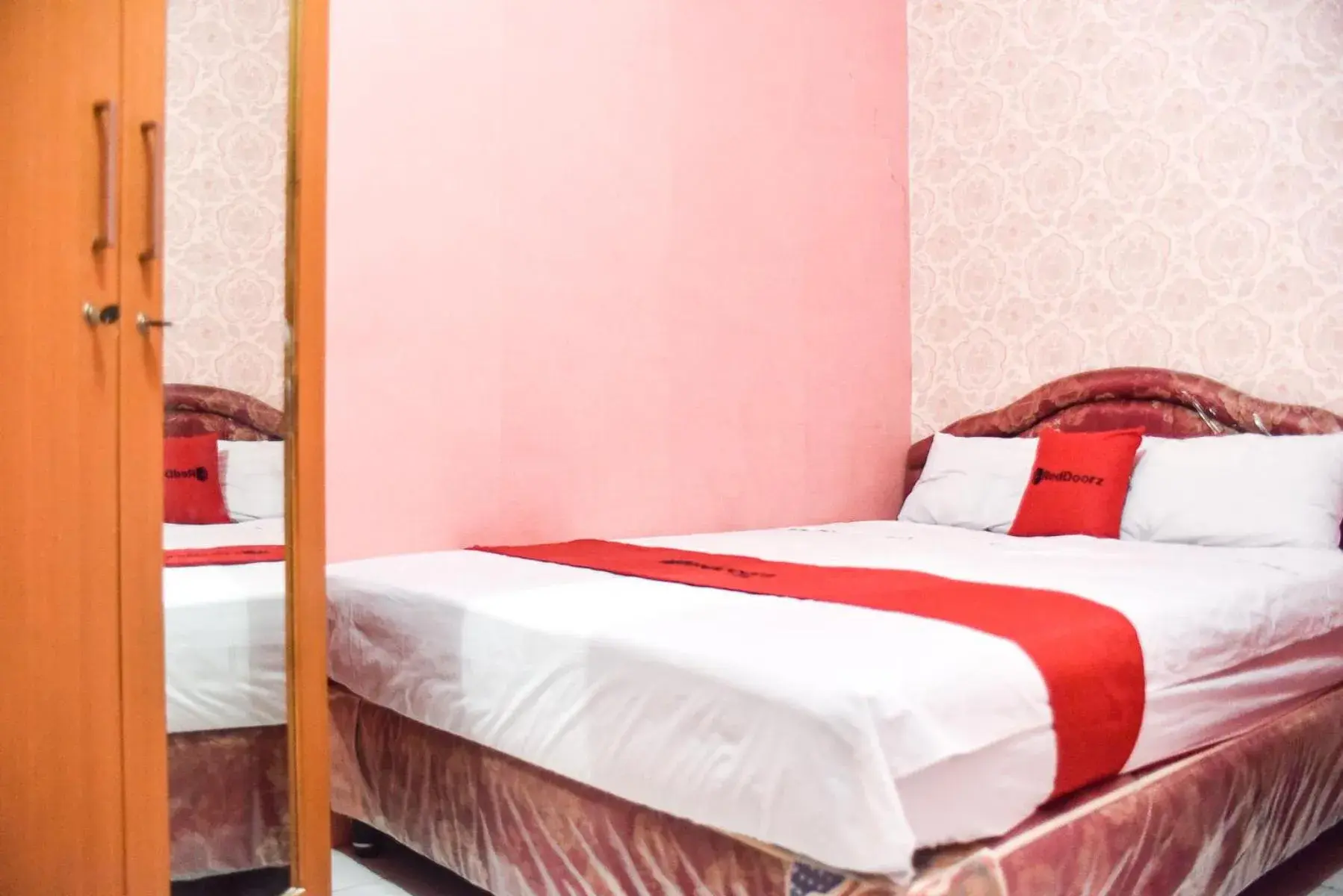 Bedroom, Bed in RedDoorz @ Pettarani Square