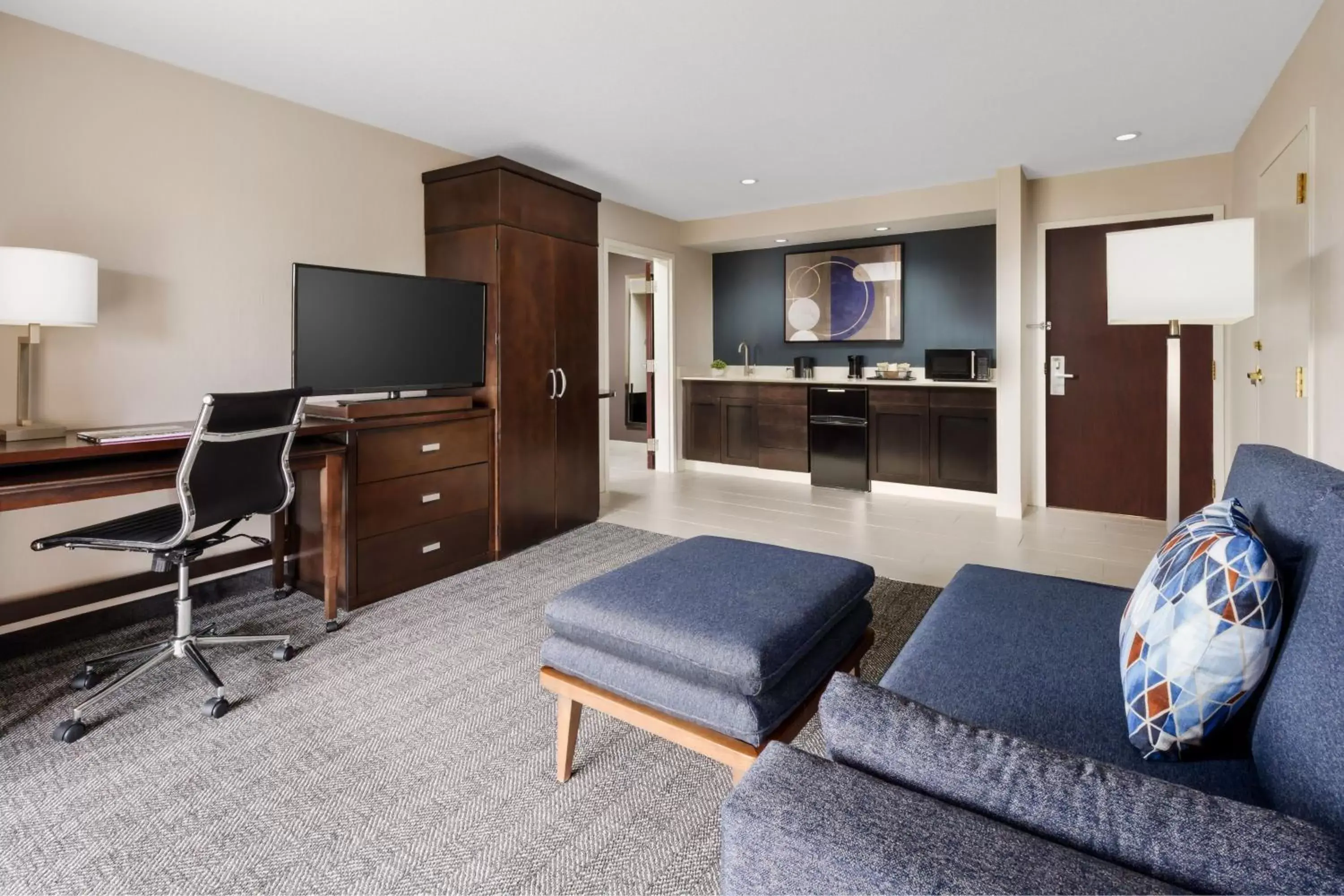 Photo of the whole room, TV/Entertainment Center in Courtyard Manchester-Boston Regional Airport