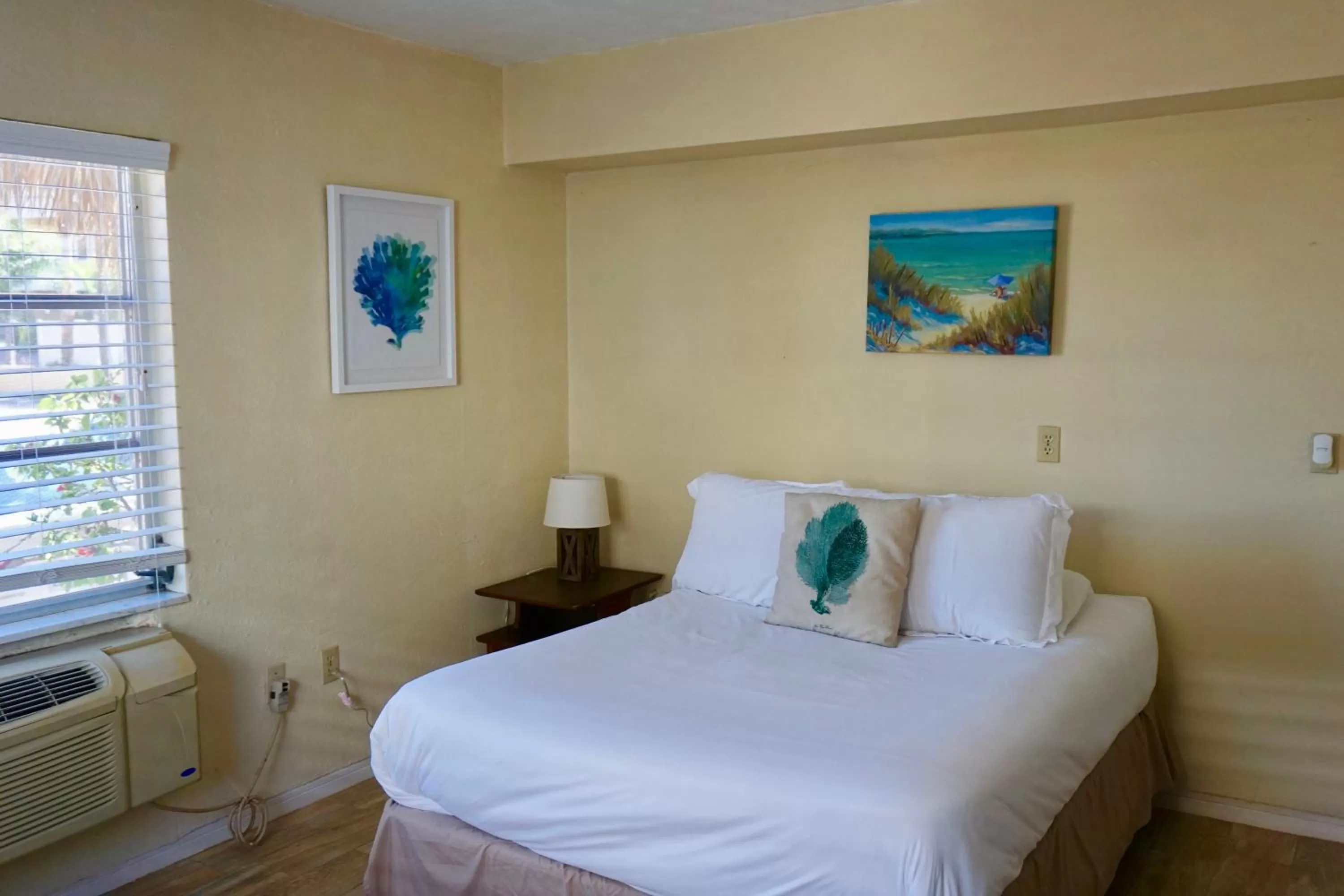 Basic Double Room in Molloy Gulf Motel & Cottages