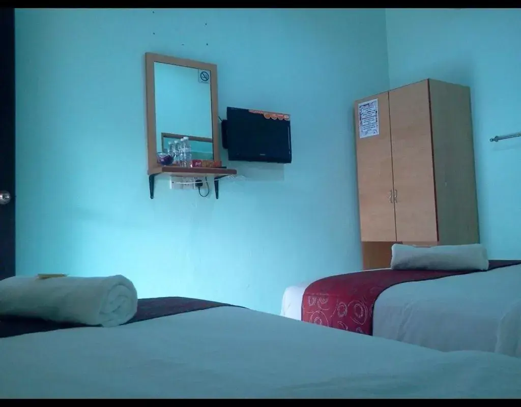 Photo of the whole room, Bed in Rose Inn Motel