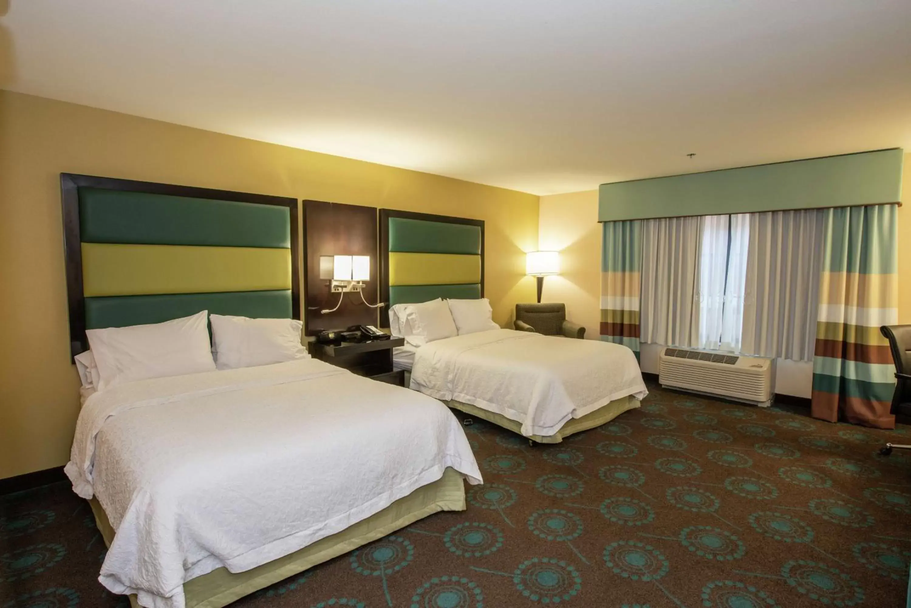 Photo of the whole room, Bed in Hampton Inn & Suites Salt Lake City/Farmington