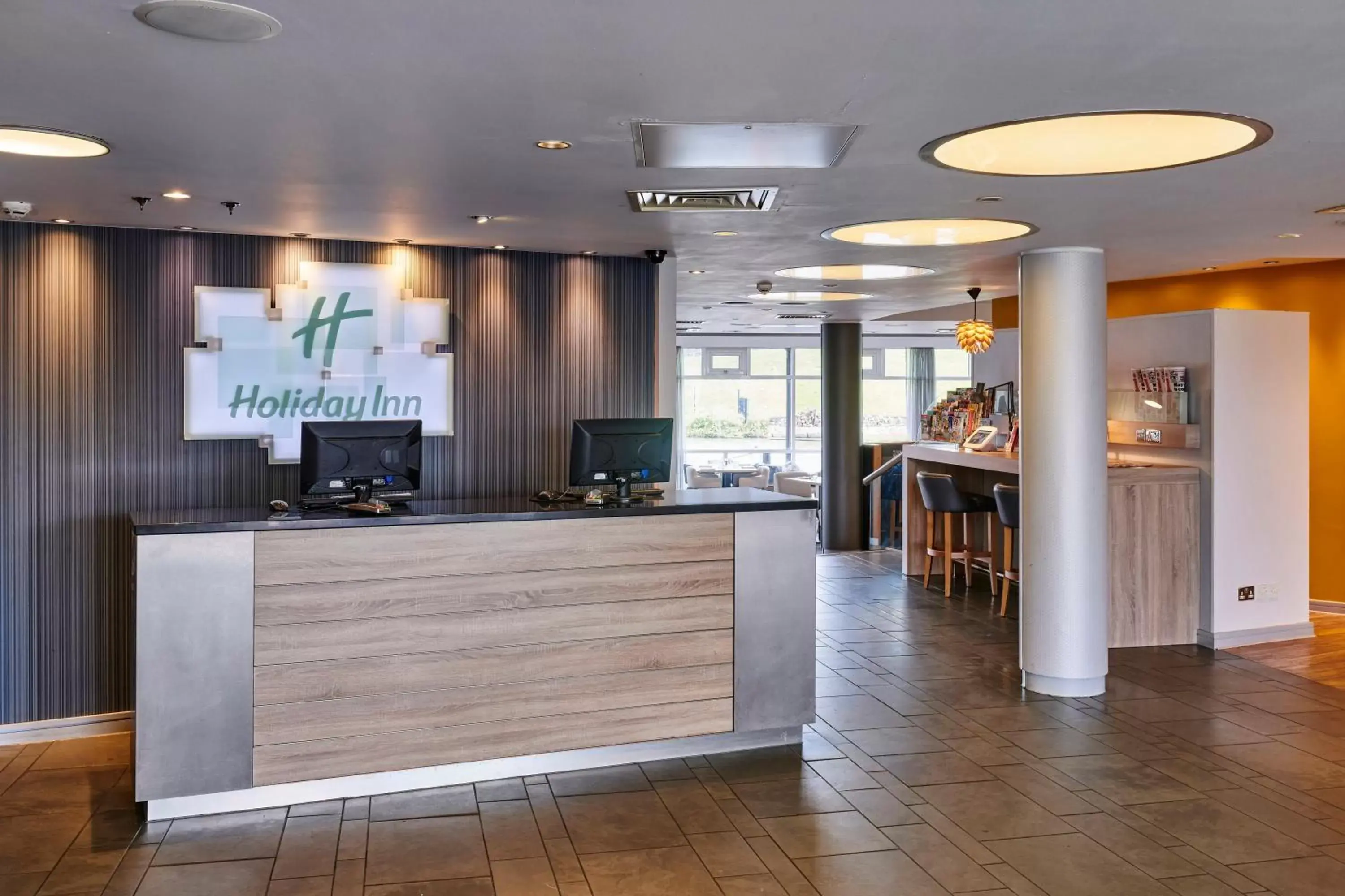 Property building, Lobby/Reception in Holiday Inn Ellesmere Port/Cheshire Oaks, an IHG Hotel
