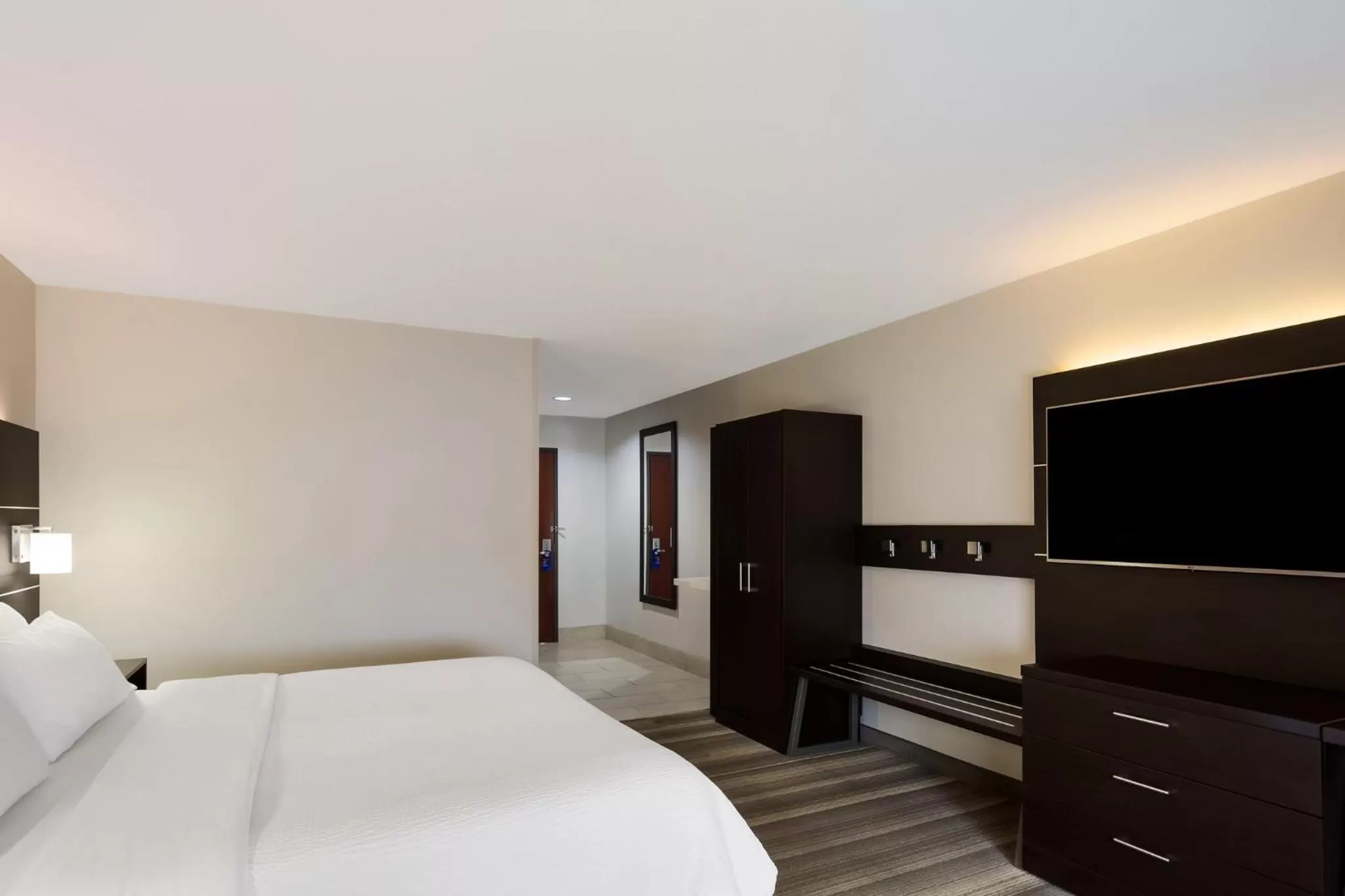 Photo of the whole room, Bed in Holiday Inn Express Hotel & Suites Newton Sparta by IHG